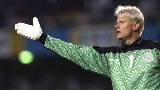 
                <strong>Peter Schmeichel</strong><br>
                4. Platz: Peter Schmeichel (52) war nicht nur 14 Jahre lang dänischer Nationaltorwart (1987 – 2001), sondern auch die Nummer eins im Tor von Manchester United in den neunziger Jahren. Mit ihnen gewann er 1993, 1994, 1996, 1997, 1999 die englische Meisterschaft. 1992 und 1993 wurde er zudem zum Welttorwart des Jahres gewählt, nachdem er 1992 auch mit Dänemark Europameister wurde.
              