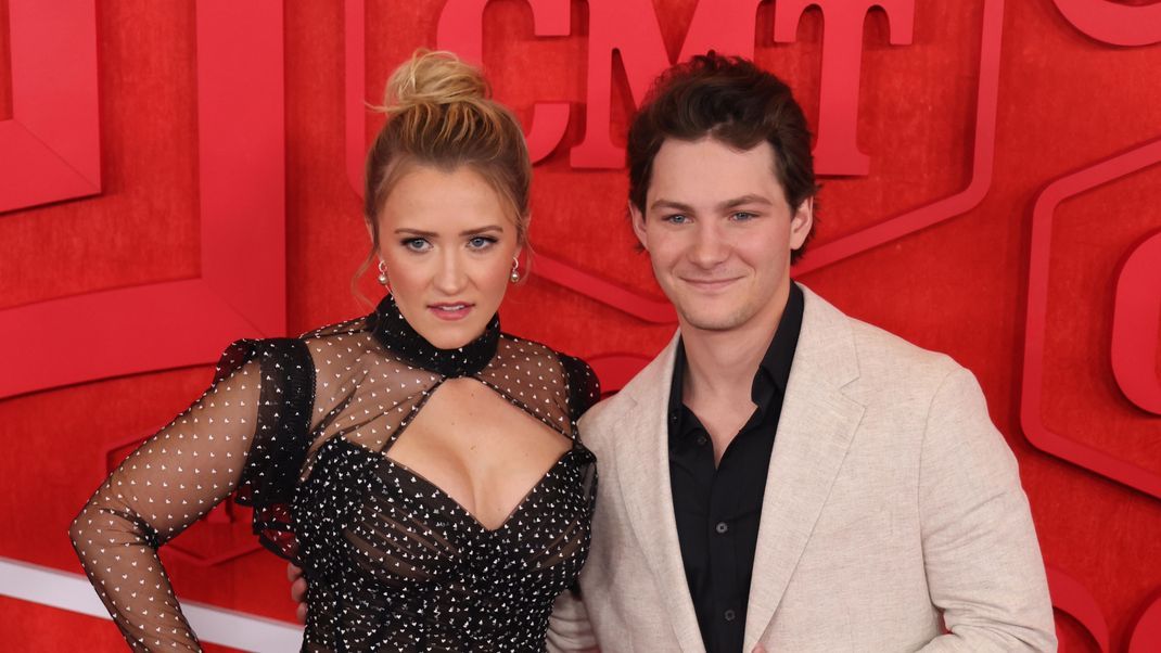 Die "Young Sheldon"-Stars Emily Osment (links) und Montana Jordan (rechts) bekommen ihr eigenes Serien-Spin-off. Dort zeigen die beiden, wie sie als junge Eltern den Alltag in Texas meistern.