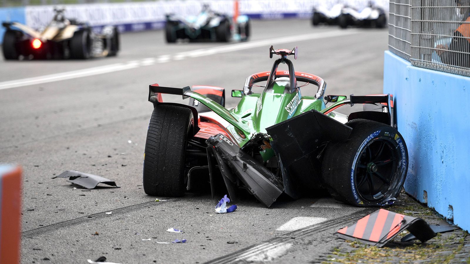 
                <strong>Verlierer: Audi</strong><br>
                Was für ein Horror-Wochenende! Erst verliert Lucas di Grassi am Samstag den sicher geglaubten Sieg wegen eines technischen Problems, dann fallen sowohl di Grassi als auch Rene Rast am Sonntag nach Kollisionen aus. Hinzu kommt, dass vor allem Rast bescheidene Qualifyings erlebt und sich deshalb immer von weit hinten nach vorne kämpfen muss und sich dabei aufreibt. Oder wie am Sonntag crasht. Platz acht von zwölf Teams ist viel weniger, als man erwartet hat. "Es ist ärgerlich, dass wir hier erneut unter unseren Möglichkeiten geblieben sind. Wie schon in Diriyah hatten wir eines der schnellsten Autos im Feld", sagte Teamchef Allan McNish.
              