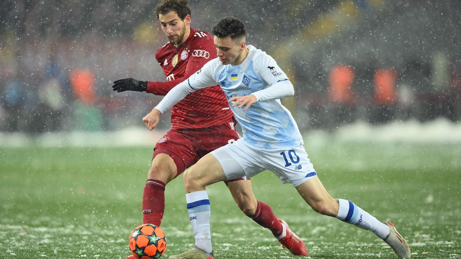 
                <strong>Leon Goretzka</strong><br>
                Der Nationalspieler spielte eine aufmerksame Partie und dominierte im Mittelfeld. Rettete nach einer halben Stunde mit einer starken Grätsche am eigenen Strafraum und hatte dann Glück, als Neuer über den Ball trat und der Pfosten rettete. In der zweiten Halbzeit war Goretzka nicht mehr so präsent, vielleicht wurde auch deshalb Kiew stärker. ran-Note: 2
              