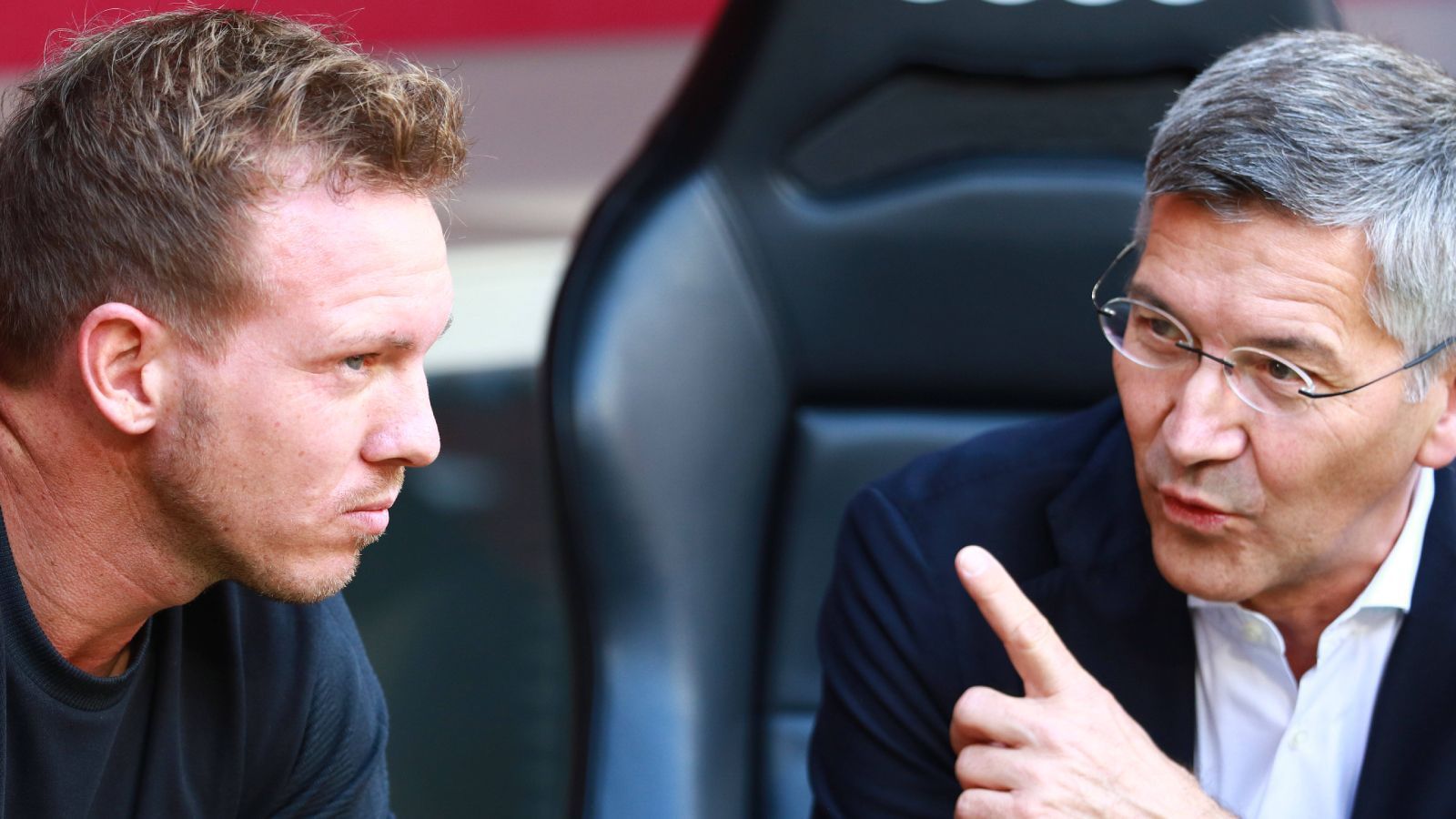 
                <strong>März 2023: Hainer stärkt Nagelsmann den Rücken...</strong><br>
                Je weiter das Jahr fortschritt, desto unruhiger wurde es um Trainer Julian Nagelsmann. Dabei war in München eigentlich alles okay. Nach einem äußerst souveränen 3:0 nach Hin- und Rückspiel gegen Paris St. Germain standen die Bayern im Viertelfinale der Champions League und auch im Pokal waren die Bayern Viertelfinalist. Ganz zu schweigen von der Tabellenführung, die mit Blick zur Konkurrenz nach Berlin, Dortmund und Freiburg eigentlich nicht in Gefahr schien. Präsident Herbert Hainer sah sich daher gezwungen, seinen Trainer zu verteidigen: "Julian macht es sehr gut. Wir planen mit ihm langfristig. Die Trainer-Diskussion zwischendurch kam von außen."
              