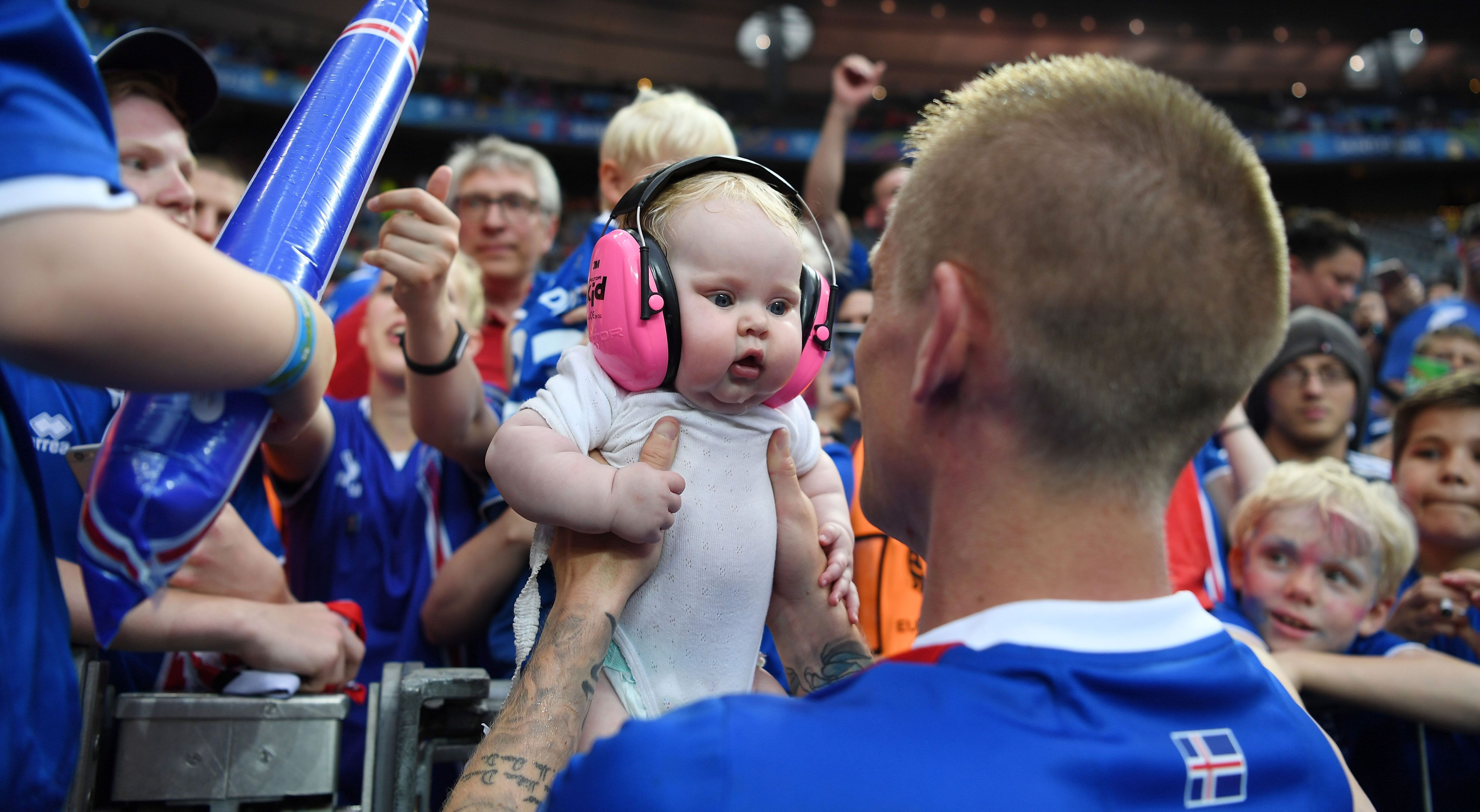 
                <strong>Ari Skulason</strong><br>
                Die Tochter von Islands Ari Skulason hat es sogar zur Internet-Berühmtheit gebracht. Der kleine pausbäckige Fan mit den pinken Ohrenschützern hat die Herzen der Fans im Netz im Sturm erobert.
              