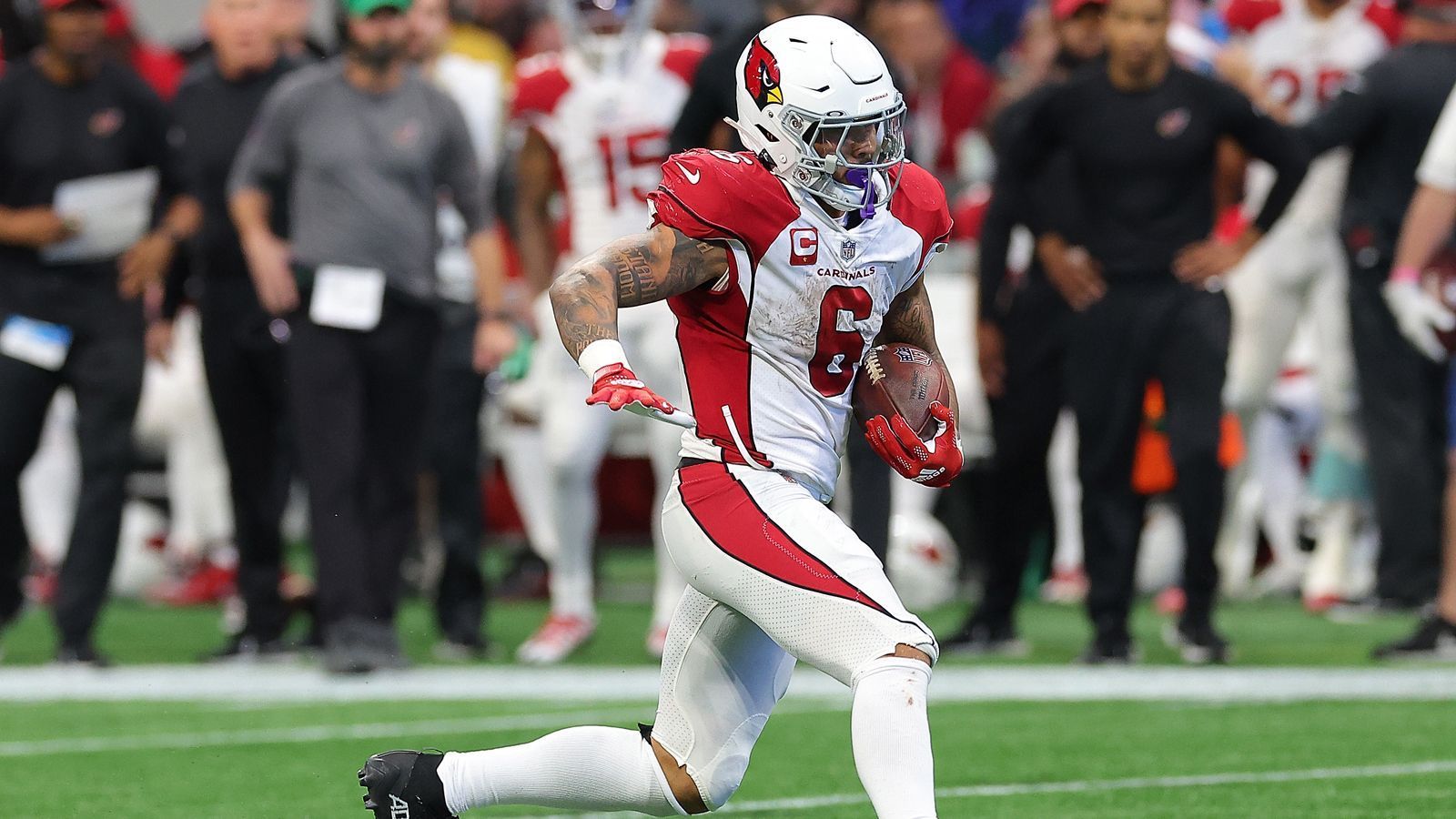 
                <strong>29. Arizona Cardinals</strong><br>
                Solide. Das beste Wort um den RB-Room der Cardinals zu beschreiben. Das Team durchgeht an allen Ecken und Enden einen Umbruch und James Conner ist ein guter Running Back. Mit Keaontay Ingram und Corey Clement hat man zwar passablen, aber nicht überragenden Ersatz, sollte was passieren. Platz 29 ist das Maximum der Gefühle, man hätte das Team auch hinter die Ravens ranken können.RB1: Conner, James - RB2: Ingram, Keaontay - RB3: Clement, CoreyWeitere RBs: Williams, Ty'Son - Demercado, Emari
              