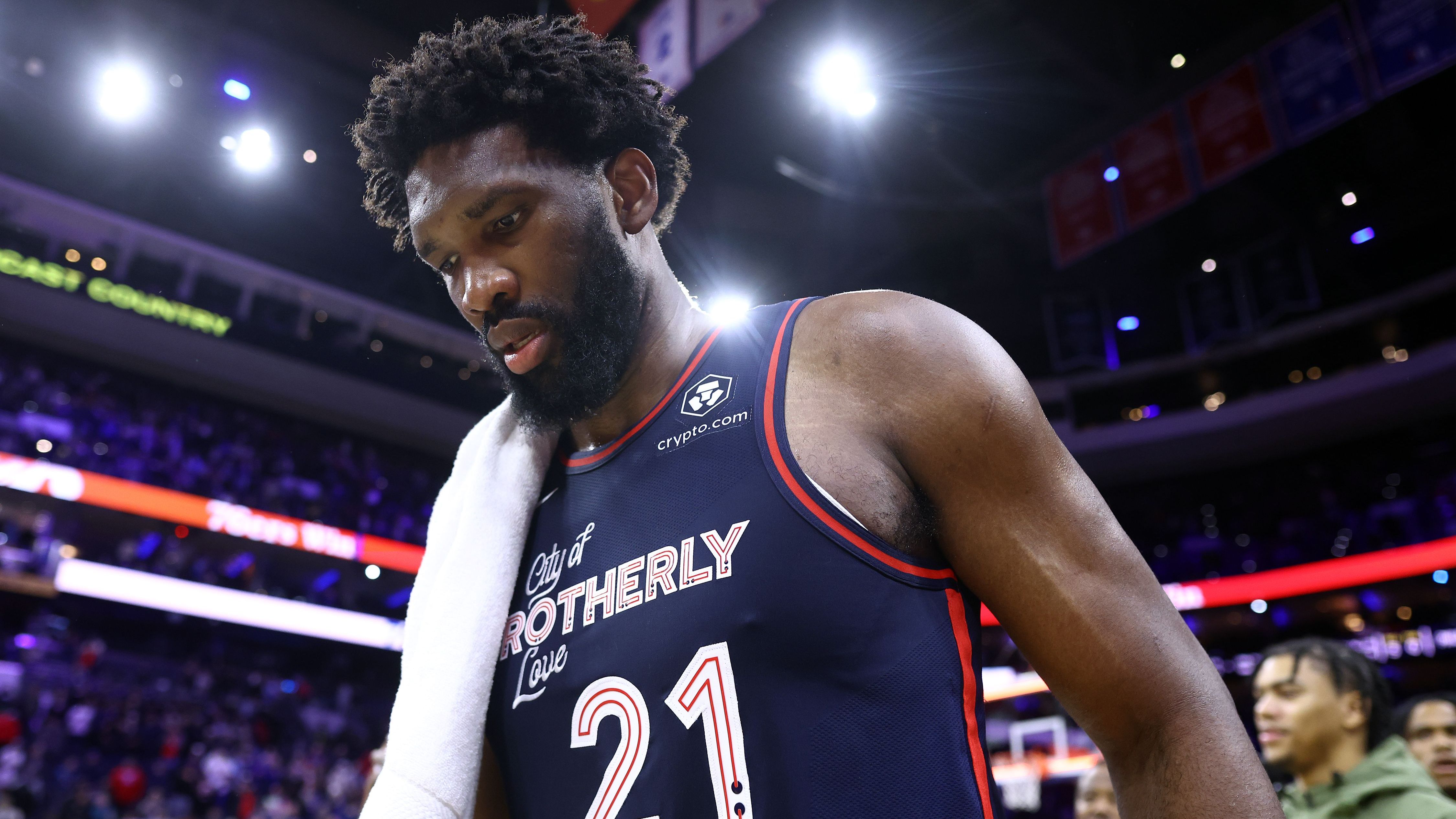 <strong>Center: Joel Embiid (USA)</strong><br>Wenn sich der Center nicht verletzt hätte, würde er wahrscheinlich immer noch das Rennen um den MVP anführen. Embiid kann alles, - offensiv und defensiv. Sollte er rechtzeitig zu den Playoffs fit werden, kann es für Philadelphia weit gehen.