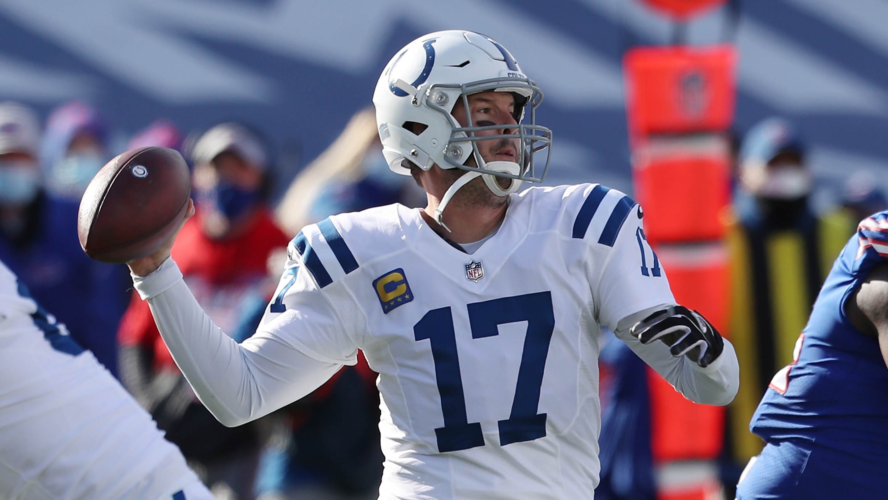 
                <strong>Verlierer: Philip Rivers</strong><br>
                Noch hat Quarterback Philip Rivers von den Indianapolis Colts nicht entschieden, ob er in der kommenden Saison aufs Spielfeld zurückkehrt. So oder so: Die Saison von Rivers und den Colts endet nach der knappen 24:27-Niederlage gegen die Buffalo Bills mehr als enttäuschend. Nicht nur weil gegen die Bills mehr drin gewesen wäre, auch weil sich gegen Ende der Partie das Alter von Rivers einmal mehr bemerkbar machte. Anstatt einen Hail-Mary-Versuch in die Endzone zu schleudern, endete der Wurf von Rivers schon einige Yards vor der Goal Line, sodass die Receiver nicht mal die Chance hatten, einen Touchdown zu erzielen. Sollte dies das letzte Spiel von Rivers gewesen sein, wird er wohl als einer der besten Spieler aller Zeiten in Erinnerung bleiben, die niemals den Super Bowl gewinnen konnten. 
              