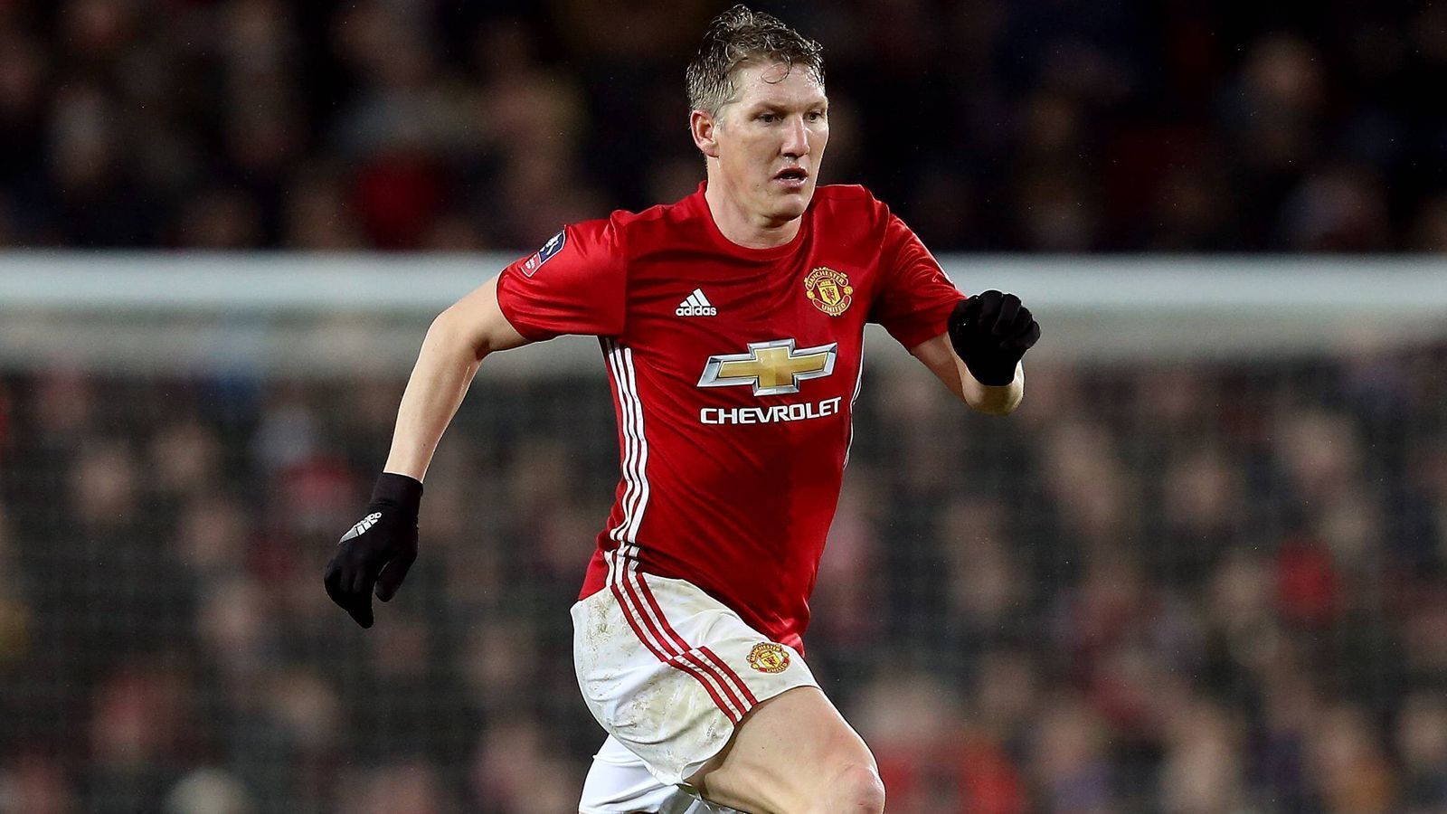 
                <strong>Bastian Schweinsteiger</strong><br>
                Lange war es schwer vorstellbar, dass Bastian Schweinsteiger mal in einem anderen Trikot als dem des FC Bayern spielen könnte. Immerhin blieb es zumeist rot, als die Legende des Rekordmeisters 2015 zu Manchester United wechselte. Beim Wechsel 2017 zu Chicago Fire in die MLS tat der Anblick dann nicht mehr ganz so weh.
              