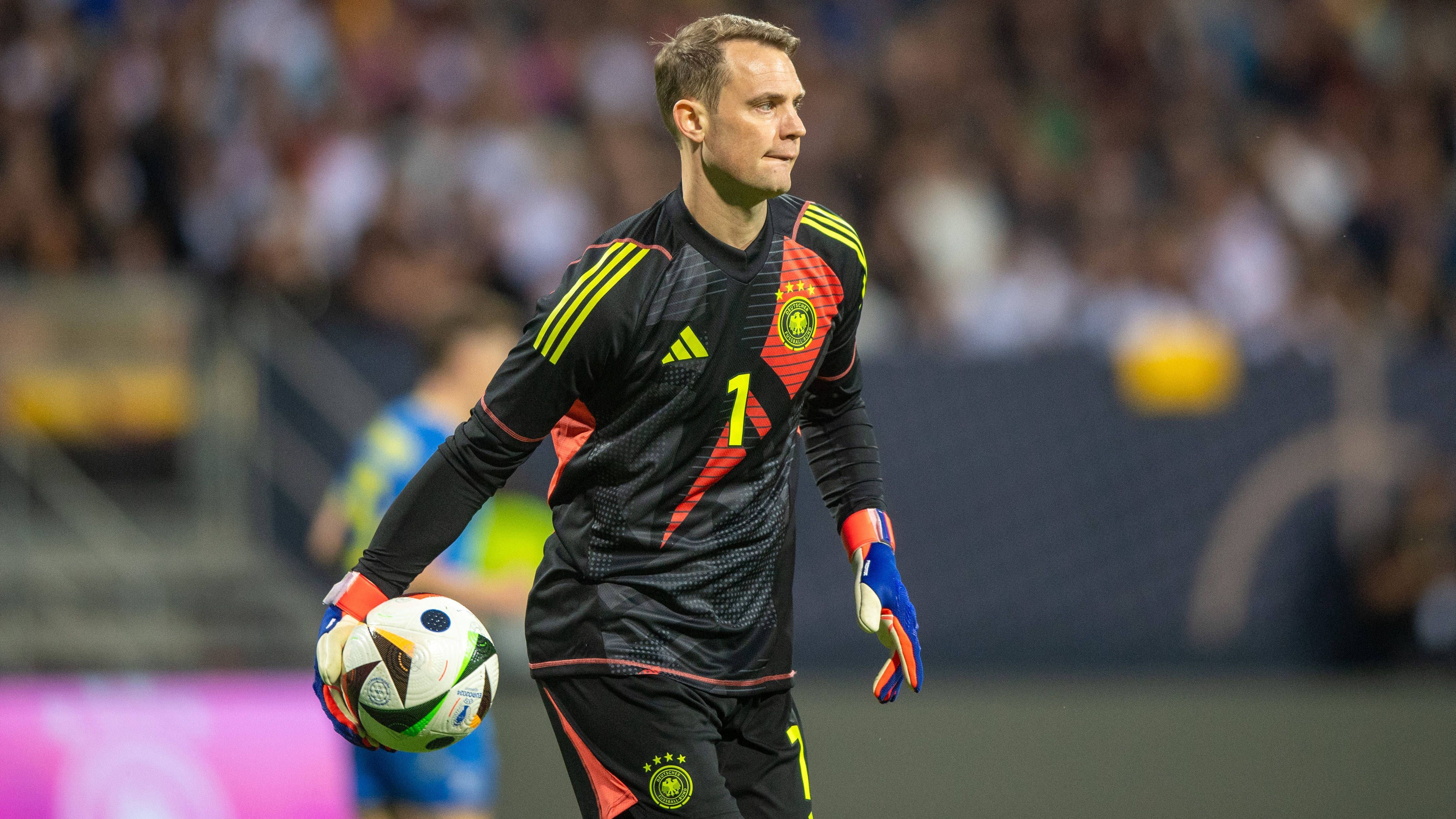 <strong>Manuel Neuer</strong><br>Sein Comeback nach 541 Tagen verläuft zunächst ereignislos. Dann plötzlich als Postbote für den Bundestrainer gefordert. Dessen Message bringt er umgehend in die Mittelfeldzentrale. Verhindert später mit typischem Neuer-Reflex (38./61.) mehrfach einen möglichen Rückstand. Sicherer Rückhalt bis zu seinem wilden Ausflug, der kurz vor Schluss nur mit Glück nicht zum Rückstand führt. <strong><em>ran</em>-Note:</strong> <strong>3</strong>