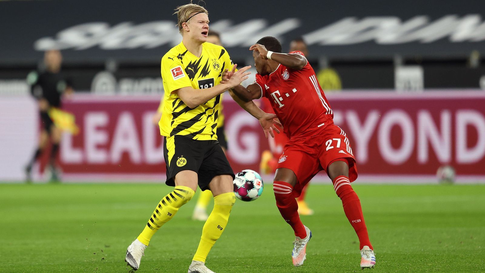 
                <strong>Erling Haaland (Borussia Dortmund)</strong><br>
                Der bullige Stürmer setzt seine Wucht und Schnelligkeit im Kampf um den Ball gewinnbringend ein. Nach einem Konter vergibt er die ganz dicke Chance allein vor Neuer, auch kurz nach der Pause fehlt es ihm an Genauigkeit in Tornähe. Haaland erkennt meist sofort, wenn sich eine Gelegenheit bietet. Vor dem 1:3 verliert der Norweger den Ball, eilt zwar noch mit zurück, kommt aber gegen Sane zu spät. Kurz vor Schluss überwindet er Neuer dann doch zum 2:3. ran-Note: 2
              