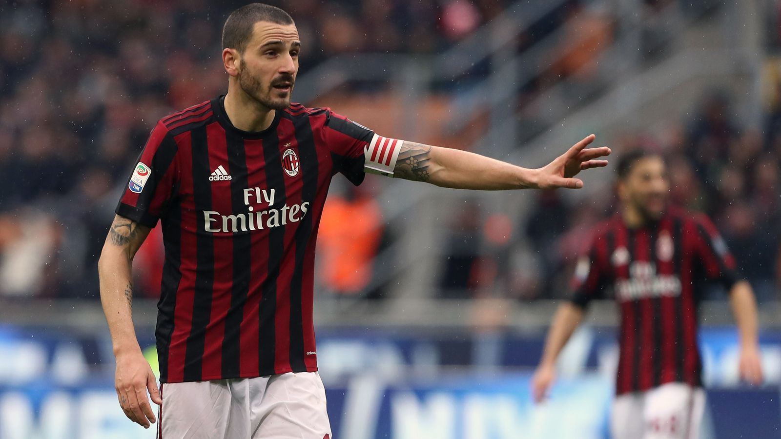 
                <strong>Platz 3 - Leonardo Bonucci</strong><br>
                &#x2022; <strong>Wechsel zu:</strong> AC Milan<br>&#x2022; <strong>Vorheriger Verein: </strong>Juventus Turin<br>&#x2022; <strong>Alter zum Zeitpunkt des Wechsels: </strong>30 Jahre (Juli 2017)<br>&#x2022; <strong>Ablösesumme: </strong>42 Millionen Euro<br>
              