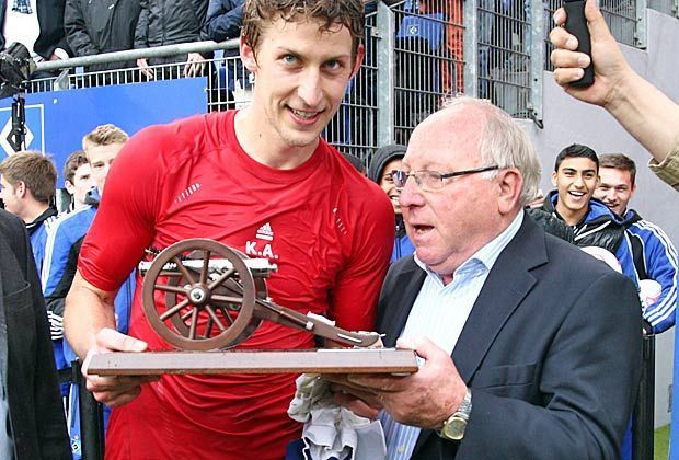 
                <strong>Der Titelverteidiger</strong><br>
                In der vergangenen Spielzeit belegte Stefan Kießling mit 25 Treffern Rang eins. Auch in dieser Saison zeigte sich der Leverkusener treffsicher - der Angreifer liegt mit 15 Toren auf Rang sechs. Aufgrund einer Verletzung kann er sein Tore-Konto allerdings nicht mehr aufstocken.
              