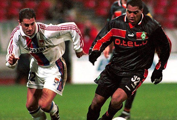 
                <strong>Werder Bremen - Olympique Lyon (0:3/4:0)</strong><br>
                Die Spezialisten für legendäre Aufholjagden kommen aber aus Bremen. 1999 verliert der SV Werder das Hinspiel in Lyon klar mit 0:3, doch im Rückspiel brechen dann alle Dämme, vor allem als Claudio Pizarro den 4:0-Endstand besorgt.
              