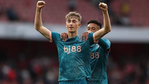 <strong>Dean Huijsen (AFC Bournemouth)</strong><br>Der Klub soll nun bereit sein, die Klausel in Höhe von rund 60 Millionen Euro zu zahlen. Auch weil die Madrilenen wissen, dass der 20 Jahre alte Nationalspieler heiß begehrt ist. Klubs aus der Premier League liebäugeln mit Huijsen, dessen Vertrag in Bournemouth bis 2030 datiert ist - darunter auch Chelsea, Liverpool und Arsenal. Für den AFC sammelte der großgewachsene Verteidiger in der laufenden Saison 30 Einsätze.