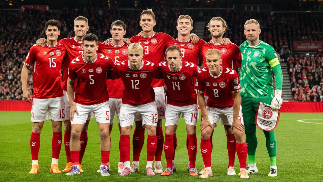 Denmark v Greece - UEFA World Cup Qualification Players of Denmark pose for a team photo before the FIFA World Cup, WM, Weltmeisterschaft, Fussball 2026 qualifier match between Denmark and Greece at Parken Stadium in Copenhagen, Denmark, on October 12, 2025. Copenhagen Denmark PUBLICATIONxNOTxINxFRA Copyright: xKristianxTuxenxLadegaardxBergx originalFilename:berg-denmarkv251012_npikJ.jpg