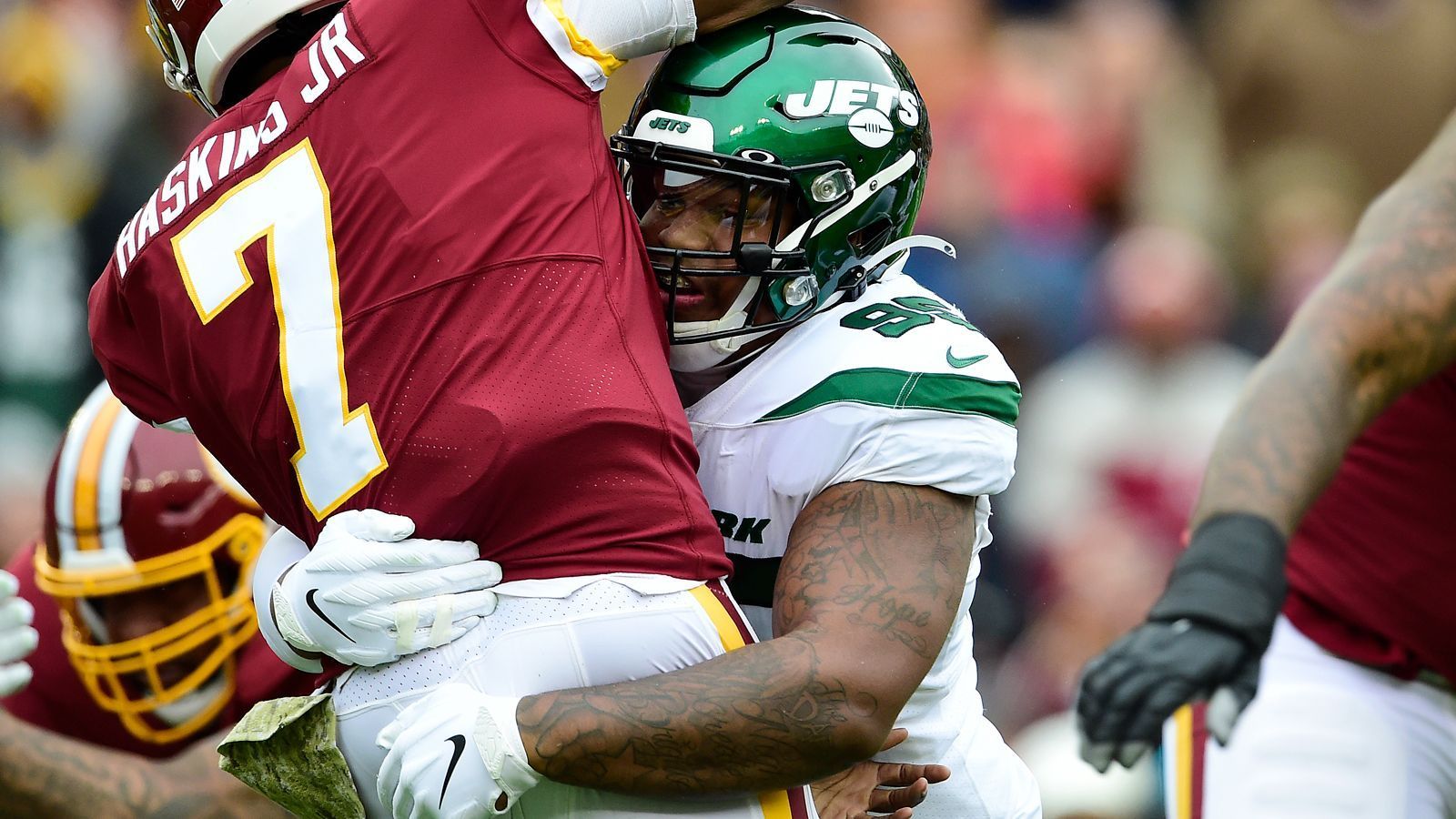 
                <strong>New York Jets: Quinnen Williams (Defense)</strong><br>
                Quinnen Williams kam ein Jahr nach Darnold ebenfalls als Nummer-drei-Pick in die Liga. In seiner ersten Spielzeit kämpfte der bullige Defensiv Tackle mit Verletzungen und konnte sein Talent nicht zeigen. Dabei ist Williams in einer zahnlosen Defense extrem wichtig, denn er kann in Bestform als einer der wenigen Jets-Profis eine Menge Druck auf den Quarterback ausüben. 
              