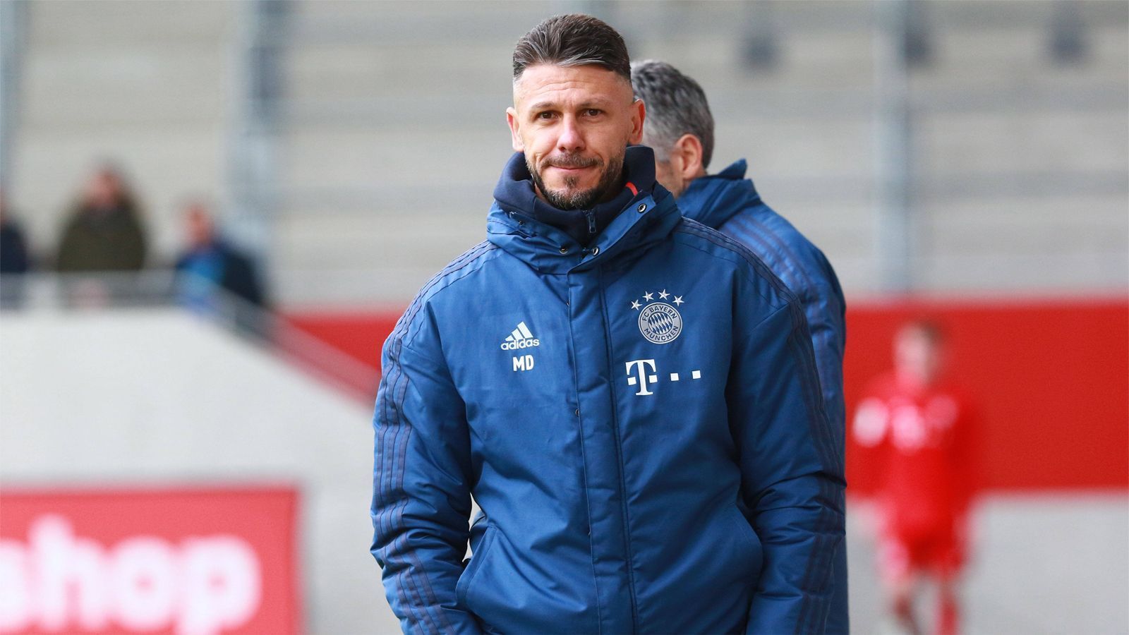 
                <strong>Martin Demichelis</strong><br>
                Von 2003 bis 2010 trug Martin Demichelis das Trikot des FC Bayern München. Als knallharter Innenverteidiger erfreute sich der Argentinier enormer Beliebtheit bei den Fans. Nach seinem Wechsel zu Atlético Madrid folgten noch weitere Stationen bei Manchester City, Espanyol Barcelona und dem FC Málaga. Dort begann er auch seine Trainerkarriere, 2019 kehrte er zu den Bayern zurück und wurde Trainer der U19-Junioren. Nun steigt Demichelis in der internen Rangliste auf und betreut ab der kommenden Saison die U23 in der 3. Liga. 
              