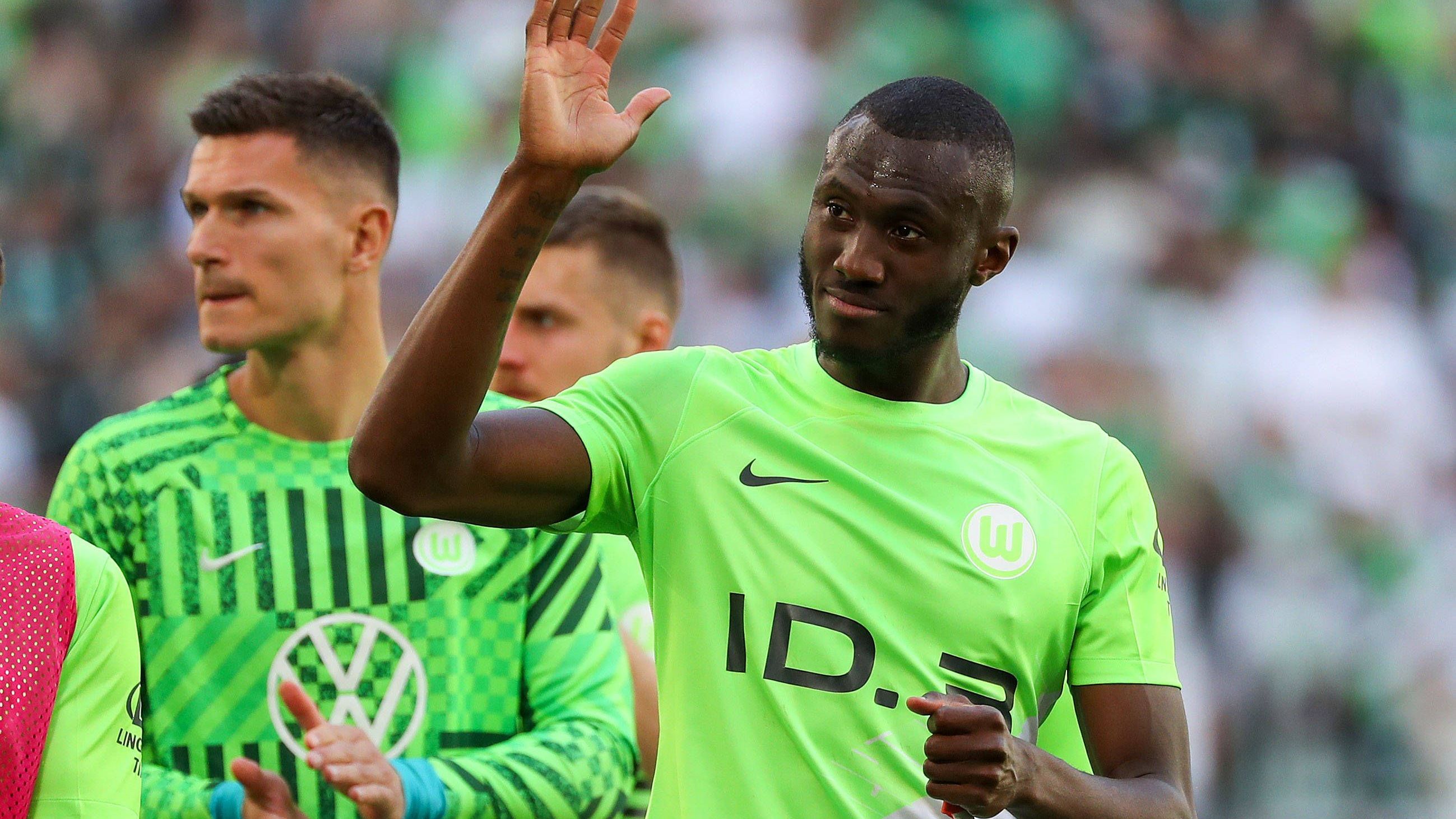 <strong>Josuha Guilavogui</strong><br>Neun Jahre stand Josuha Guilavogui beim VfL Wolfsburg unter Vertrag. Wo es nach dem Ende der Zusammenarbeit für den Franzosen hingeht, ist noch unklar. Er habe Angebote aus Russland und Saudi-Arabien, sagte der 32-Jährige jüngst "L'Equipe". Aber beide Länder seien derzeit keine Traumziele für ihn. Russland befinde ich im Krieg und bei Saudi-Arabien habe er Bedenken wegen seiner Familie, erklärte der Mittelfeldspieler.&nbsp;