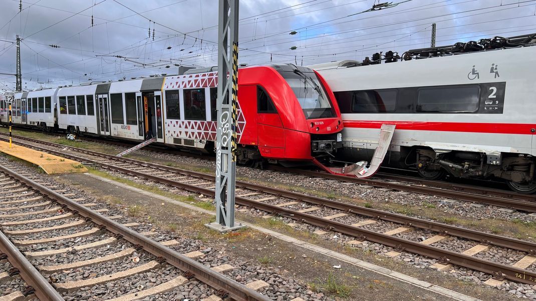 Bei einem Rangierunfall sind eine Regionalbahn und ein ICE seitlich zusammengestoßen.