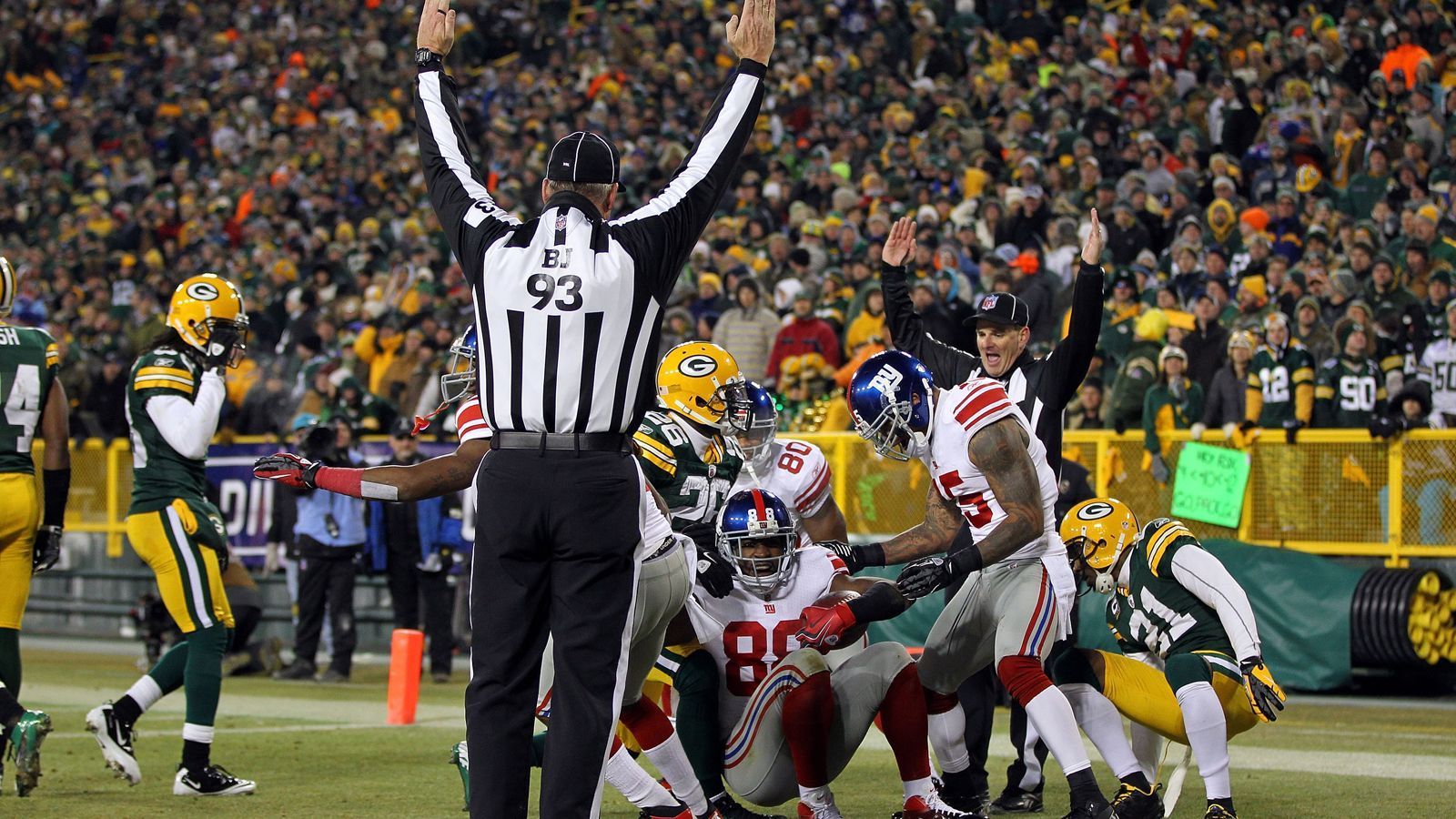 
                <strong>15. Januar 2012: New York Giants at Green Bay Packers (Divisional Round)</strong><br>
                Nach der Regular Season 2011 hatte wohl niemand die New York Giants als Titelkandidat auf dem Zettel: Mit einer 9:7-Bilanz reichte es für Eli Manning und Co. immerhin zum Division-Sieg und den Playoffs. In der Divisional Round wartete dann aber eines der Teams der Saison: Die Packers, die 15 von 16 Spielen der Regular Season gewonnen hatten. Doch die Giants liefen bei eisigen Temperaturen im Lambeau Field heiß, gewannen dank dreier Manning-Touchdowns mit 37:20 und kamen weiter. Am Ende bezwangen sie auch die Patriots im Super Bowl mit 21:17.
              