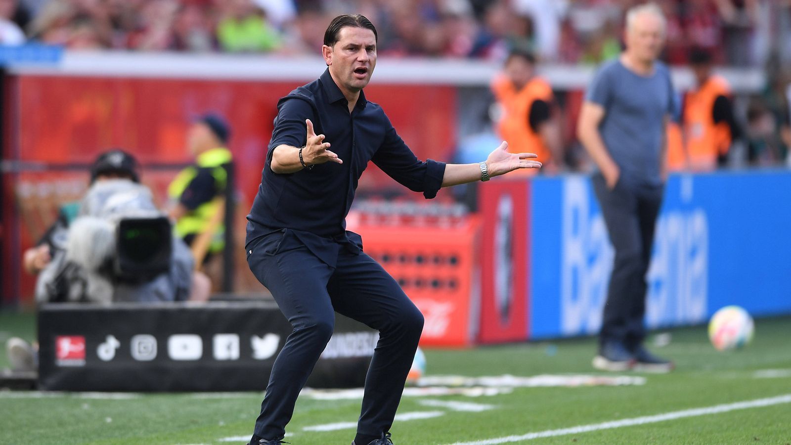 
                <strong>Gerardo Seoane muss mit Leverkusen zurück in die Erfolgsspur</strong><br>
                Gerardo Seoane hat im Moment einen schweren Stand bei Bayer Leverkusen. Nach dem Fehlstart in der Liga folgte unter der Woche auch noch die erste Niederlage in der Königsklasse mit dem 0:1 beim FC Brügge. Mit drei Punkten aus fünf Spielen findet er sich mit der Werkself zurzeit im unteren Tabellendrittel der Bundesliga wieder und muss schleunigst für eine Kehrtwende Sorgen. Für seine Jobgarantie sind am Samstag vermutlich drei Punkte bei Hertha BSC (ab 15:30 Uhr im Liveticker auf ran.de) Pflicht.
              