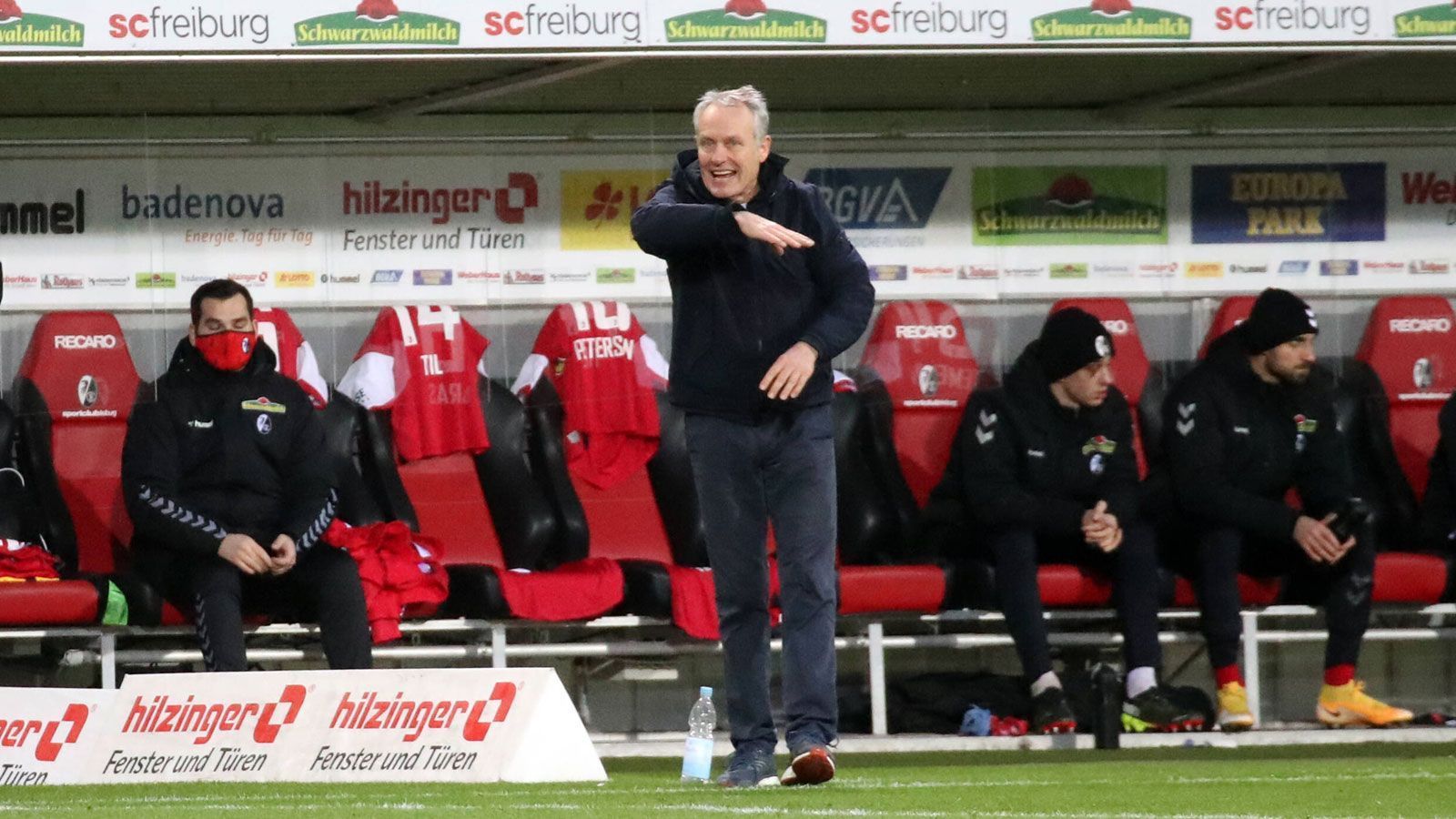 
                <strong>Platz 2: Christian Streich (10 Jahre, 3 Monate, 17 Tage)</strong><br>
                &#x2022; Verein: SC Freiburg (Bundesliga)  <br>&#x2022; Trainer seit:<strong> </strong>29. Dezember 2011 <br>&#x2022; Pflichtspiele auf der Bank: 389  <br>&#x2022; Punkteschnitt: 1,41 pro Spiel <br>
              