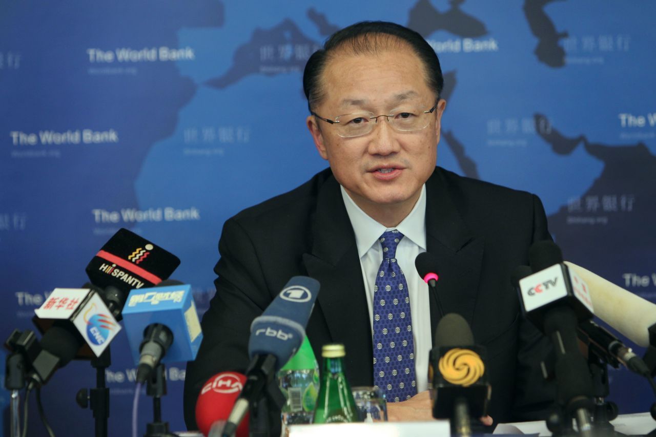 Die Amtszeit von Jim Yong Kim (2012 bis 2019) endete im Februar 2019 freiwillig vorzeitig, obwohl er sogar zweimal hintereinander gewählt wurde. Dabei traten gegen ihn - den Auserwählten des ehemaligen US-Präsidenten Barack Obama - zum ersten Mal in der Geschichte der Weltbank auch Gegenkandidat:innen aus der Gruppe der Schwellenländer an.