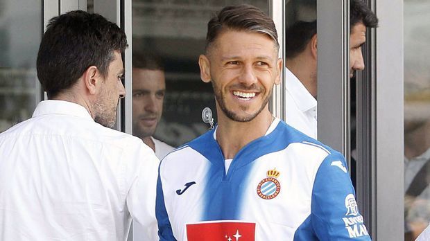 
                <strong>Martin Demichelis (Espanyol Barcelona)</strong><br>
                Martin Demichelis (Espanyol Barcelona): Der Stadtrivale des FC Barcelona hat im Sommer mit dem Geld asiatischer Investoren ordentlich aufgerüstet. Die Katalanen holten unter anderem den Ex-Münchner Demichelis. Der 35-jährige Argentinier wird sich aller Voraussicht nach mit dem Mexikaner Diego Reyes, einem Leihspieler des FC Porto, um einen Stammplatz duellieren.
              