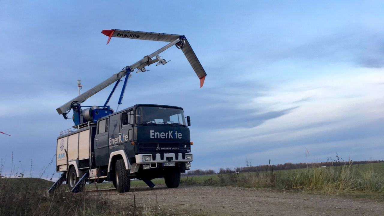 Auch der EnerKíte EK200 ist eine portable Flugwindkraftanlage. Er wird mit einem Lastwagen zum nächsten Einsatzort gebracht.