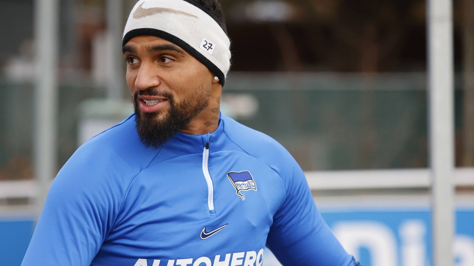 
                <strong>Kevin-Prince Boateng (Hertha-Profi und Ex-Nationalspieler Ghanas)</strong><br>
                "Ein 'Weiter so' darf es beim DFB nach diesem Debakel nicht geben. Ich glaube sogar, dass ein leichtes personelles Erdbeben dem DFB guttun würde. Es würde den Verband wachrütteln", schrieb Kevin-Prince Boateng bei "Sport1": "Bundestrainer Hansi Flick, Manager Oliver Bierhoff, Präsident Bernd Neuendorf und die Spieler – alle müssen sich hinterfragen, alle haben Fehler gemacht."
              