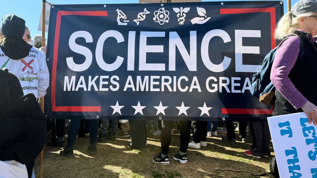 Ein Banner mit der Aufschrift «Science makes America great again» (Wissenschaft macht Amerika wieder groß) ist bei einer Kundgebung von Wissenschaftlern und Forschern gegen Kürzungen bei den Etats und Stellenstreichungen am Lincoln Memorial zu sehen.