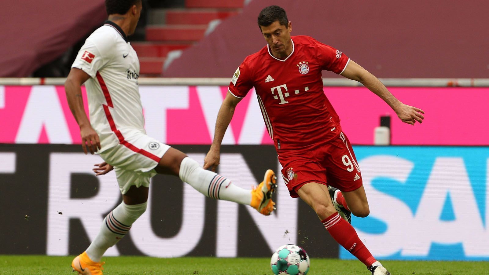 
                <strong>Robert Lewandowski</strong><br>
                Saisontreffer 8, 9 und 10 am 5. Spieltag - Bundesliga-Rekord. Nach einer Kurz-Durststrecke in der Champions League gegen Atletico knipst der Pole wieder, wie er will. Nicht nur im Abschluss bärenstark. Holt sich immer wieder selbst die Bälle im Mittelfeld und bereitet viele Chance selbst mit vor. In der 68. Minute für Choupo-Moting ausgewechselt. ran-Note: 1
              