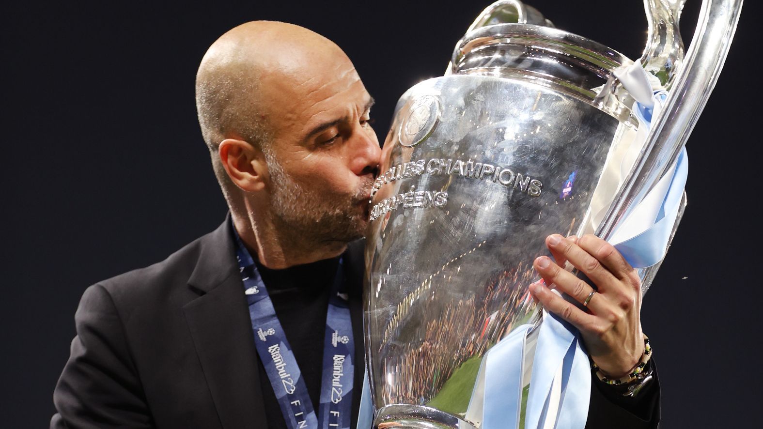 
                <strong>Daily Mail (England)</strong><br>
                "Manchester City krönt sich zum König von Europa! Die Mannschaft von Pep Guardiola reiht sich mit dem historischen Triple in die Reihe der Unsterblichen des Fußballs ein"
              