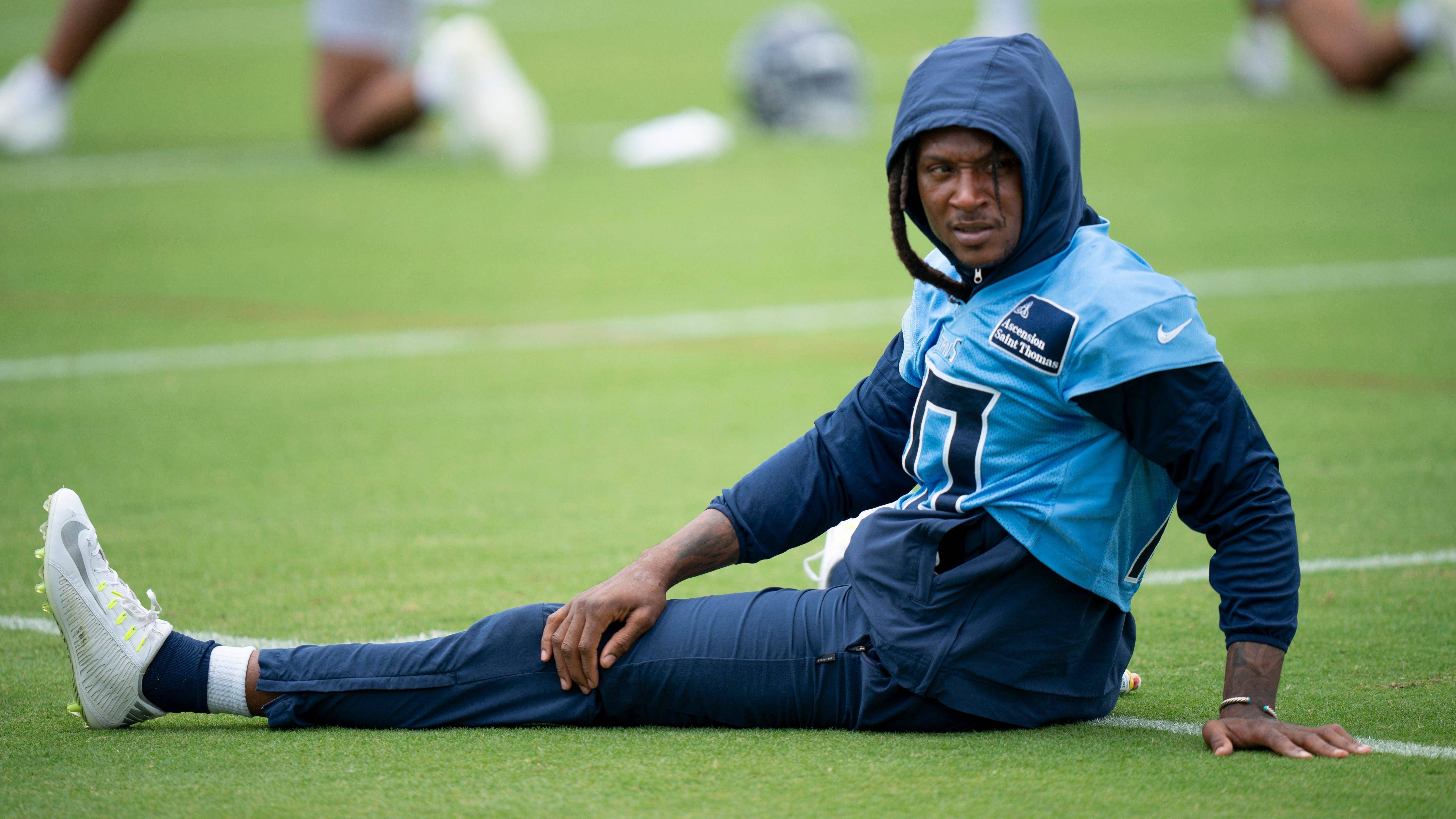 <strong>DeAndre Hopkins (Tennessee Titans)</strong><br>Ende Juli verletzte sich DeAndre Hopkins am Knie. Seinerzeit hieß es, dass er vier bis sechs Wochen ausfällt. Nun hat er "paulkuharsky.com" mitgeteilt, dass er sich das Band an der Innenseite des Kniegelenks gerissen hat - aber nicht operiert wird. So dauere der Heilungsprozess "ein ganzes Jahr", er plane aber, mit der Verletzung durchzuspielen.