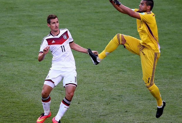 
                <strong>Miroslav Klose</strong><br>
                Als Alleinunterhalter mit einem schweren Stand gegen Garay und Demichelis. Wie immer mit starker kämpferischer Leistung, aber letztlich ohne große Szenen. Wenig in den Spielaufbau eingebunden. Fragt morgen keiner mehr danach. Note: Weltmeister!
              