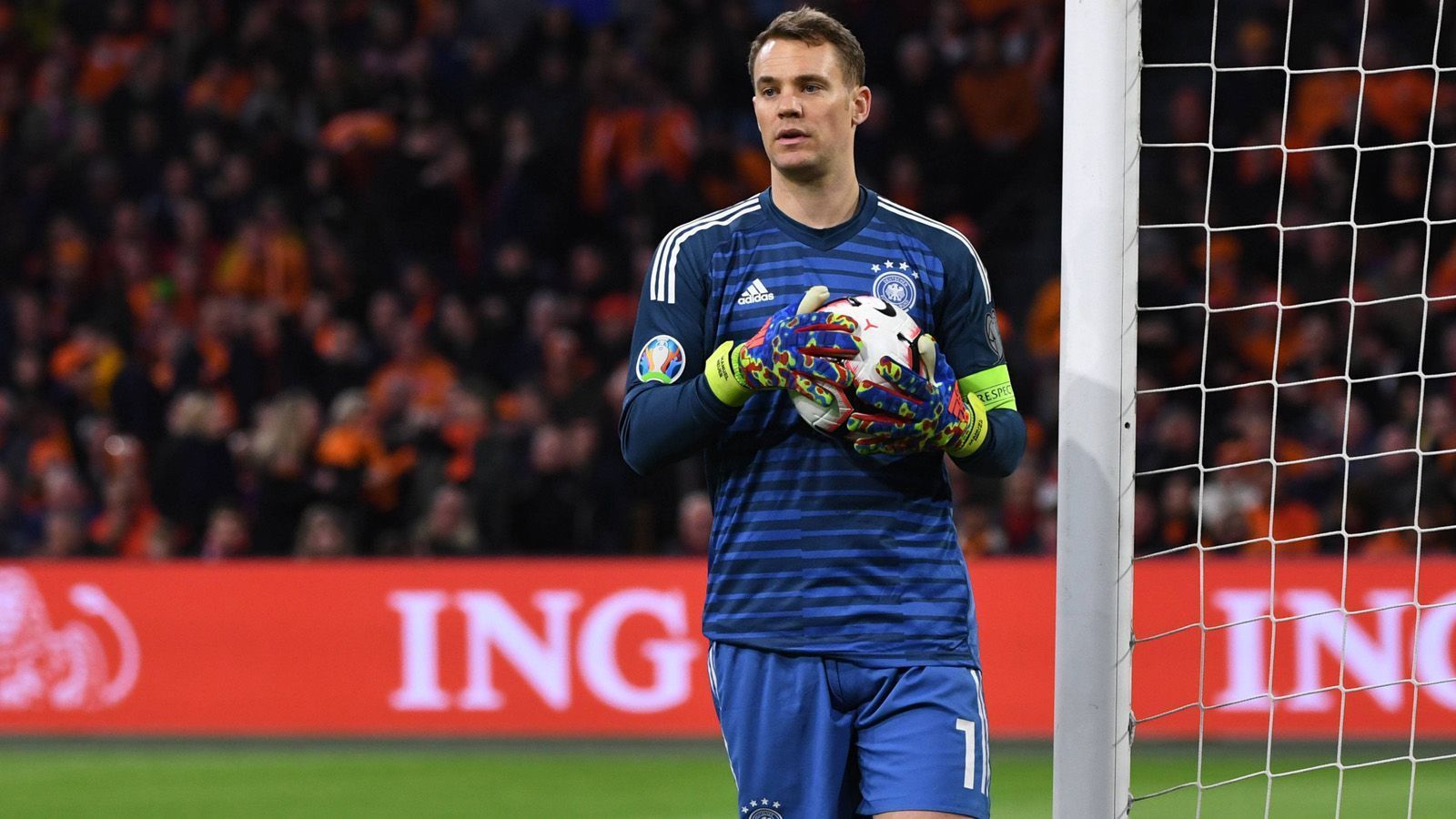 
                <strong>Manuel Neuer </strong><br>
                Der deutsche Kapitän rechtfertigt gegen die Niederlande das Vertrauen des Trainerstabs, weiterhin auf ihn als Nummer 1 im Tor zu setzen. Gleich mehrfach kann sich der 32-Jährige mit starken Paraden auszeichnen und bewahrt die deutsche Mannschaft vor einem Gegentreffer. Besonders bei zwei Abschlussaktionen durch Oranje-Angreifer Ryan Babel in der ersten Halbzeit zeigt der viermalige Welttorhüter sein ganzes Leistungsvermögen. Bei den Gegentreffern von De Light und Memphis Depay ist Neuer ohne Chance.
              