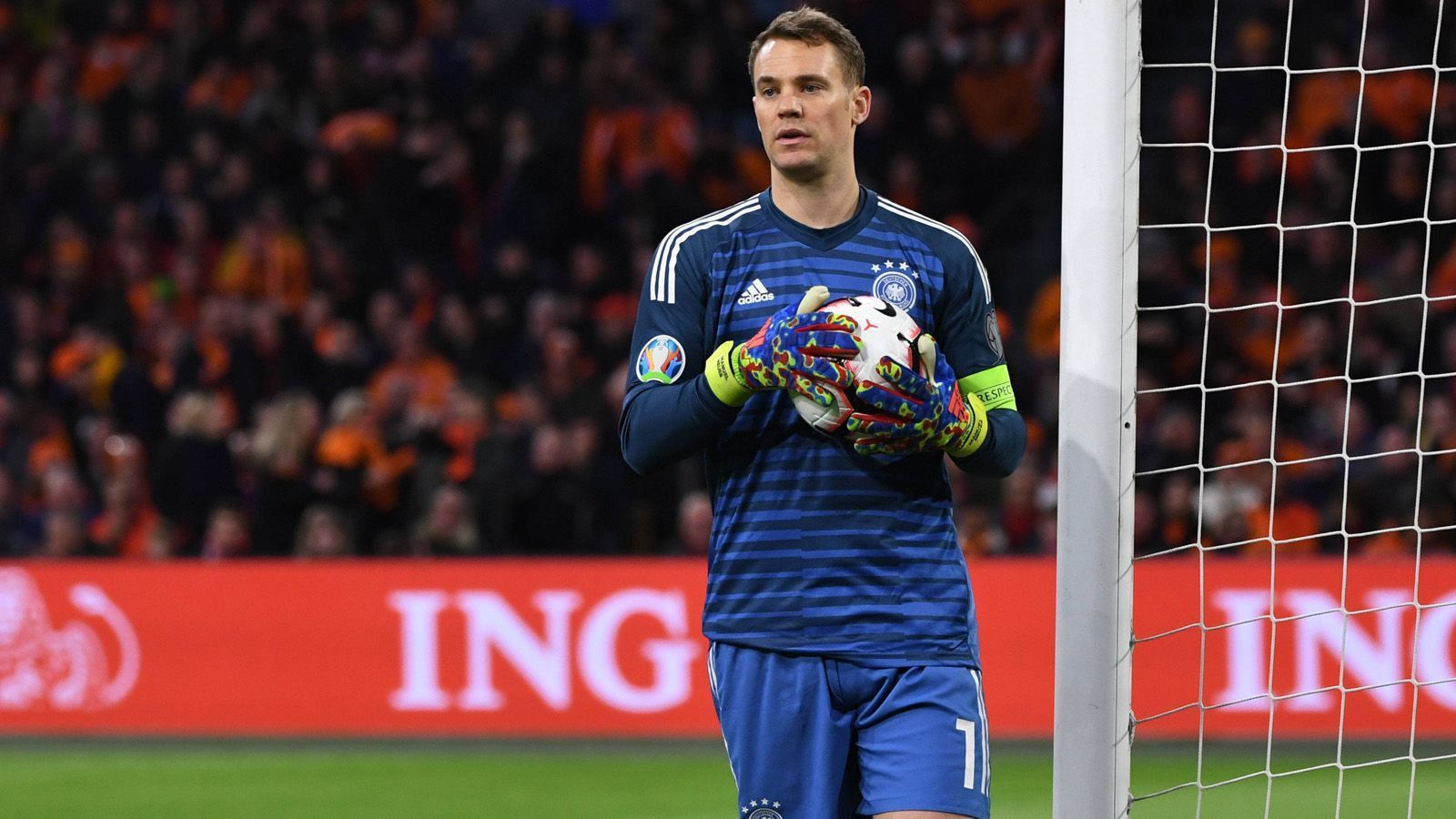 
                <strong>Manuel Neuer </strong><br>
                Der deutsche Kapitän rechtfertigt gegen die Niederlande das Vertrauen des Trainerstabs, weiterhin auf ihn als Nummer 1 im Tor zu setzen. Gleich mehrfach kann sich der 32-Jährige mit starken Paraden auszeichnen und bewahrt die deutsche Mannschaft vor einem Gegentreffer. Besonders bei zwei Abschlussaktionen durch Oranje-Angreifer Ryan Babel in der ersten Halbzeit zeigt der viermalige Welttorhüter sein ganzes Leistungsvermögen. Bei den Gegentreffern von De Light und Memphis Depay ist Neuer ohne Chance.
              