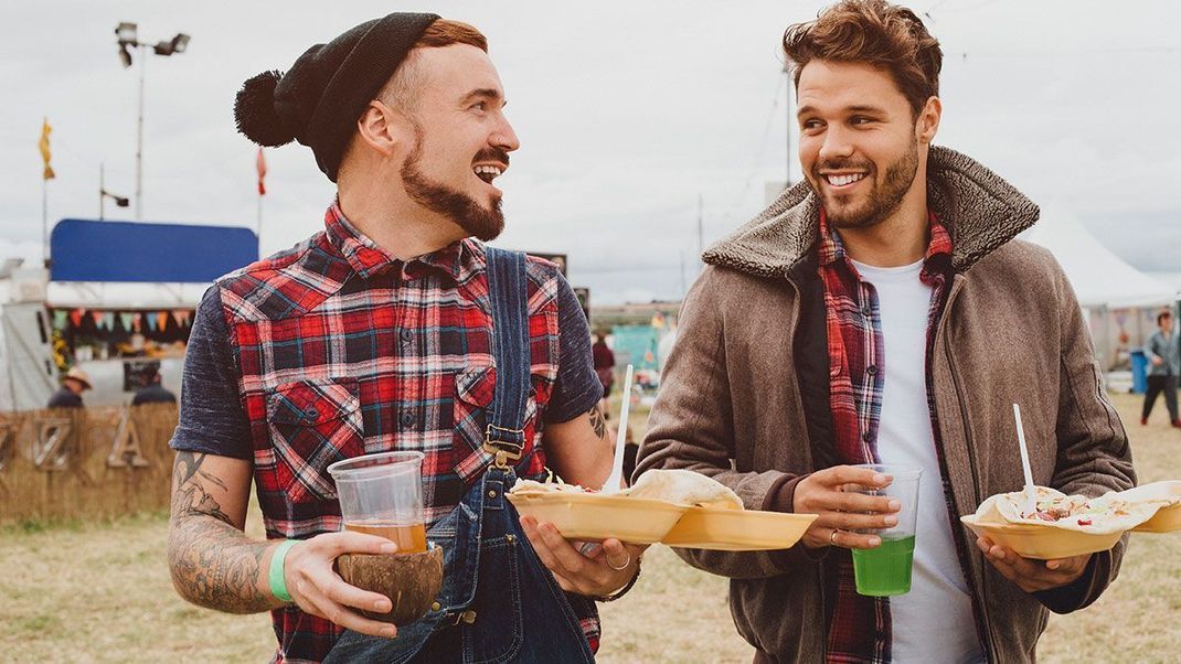 Fettiger Gaumenschmaus oder doch lieber köstlich vegane Leckerei? Das Angebot an Essen und Trinken auf Festivals ist meist sehr vielfältig. Ein paar eigene Mitbringsel solltet ihr dennoch einpacken.