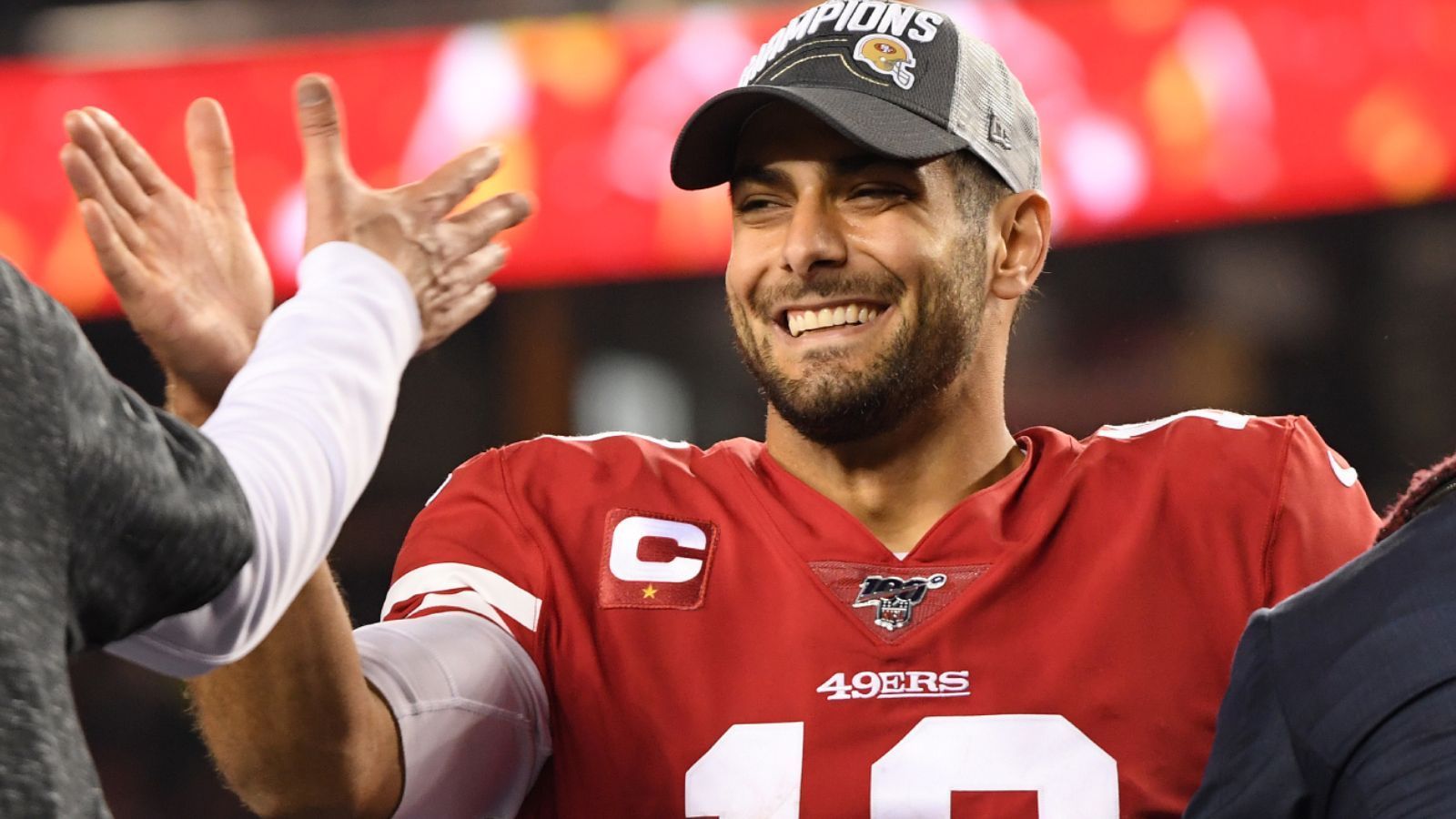 
                <strong>Frauen, die mit Jimmy Garoppolo geschlafen haben wollen</strong><br>
                Der 49ers-Quarterback Jimmy Garoppolo gilt nicht gerade als Kind von Traurigkeit, was Frauen angeht. Das weiß auch der ein oder andere Wettanbieter. Man kann entsprechend auf die Anzahl an Frauen wetten, die während der Super-Bowl-Woche behaupten, mit Garoppolo eine sexuelle Beziehung gehabt zu haben. Die Quote, ob sich mehr oder weniger als eine Frau an die Öffentlichkeit wendet, liegt bei -120. Wettende müssen damit 120 Dollar setzen, um 100 Dollar Nettogewinn zu verzeichnen.
              