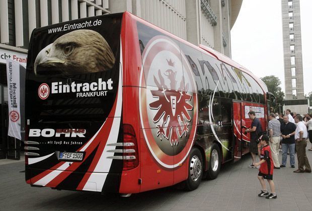 
                <strong>Sicher ans Ziel</strong><br>
                Zu jedem Auswärtsspiel begeben sich mehrere Fanbusse auf die Reise. Auch in Porto werden ca. 4.000 Eintracht-Anhänger erwartet.
              