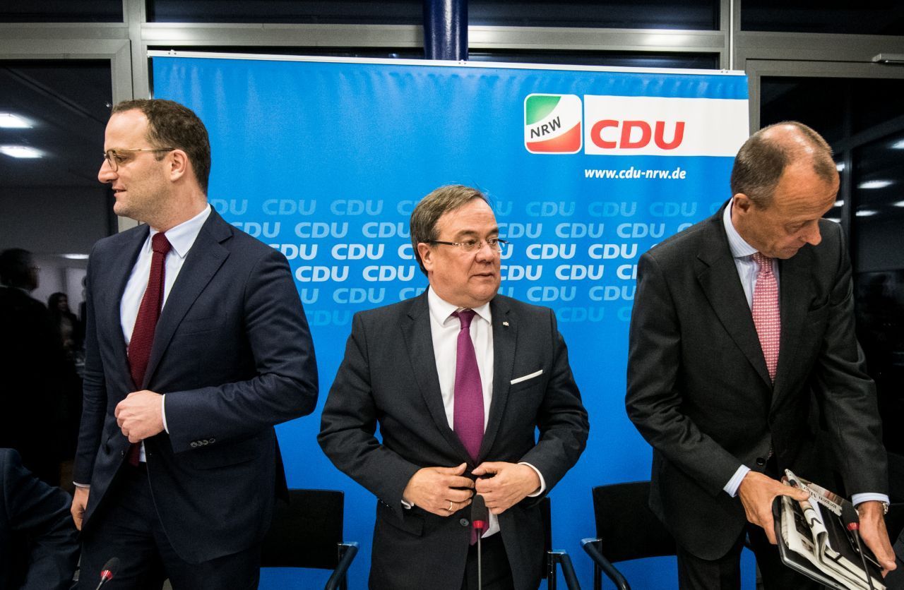 Als Bundeskanzlerin Angela Merkel 2018 verkündet, bei der nächsten Bundestagswahl nicht mehr anzutreten, gibt es neben Armin Laschet noch zahlreiche weitere potentielle Nachfolger in der CDU: Unter anderem Jens Spahn (links) und Friedrich Merz (rechts).