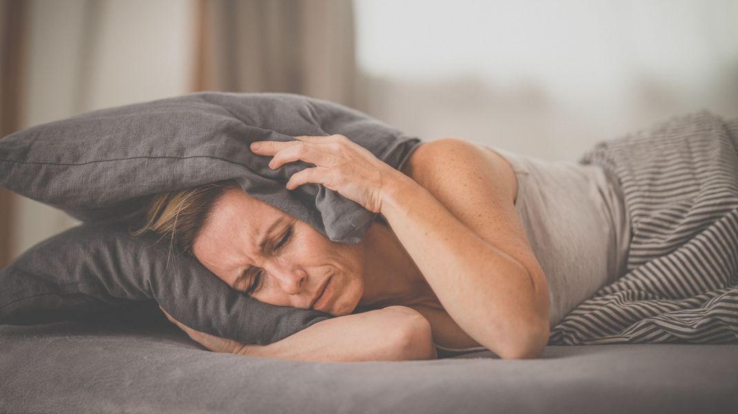 Du kannst nicht einschlafen, weil es einfach zu laut ist? Dann findest du hier die besten Tipps, um trotz Lärm ein- und durchschlafen zu können.