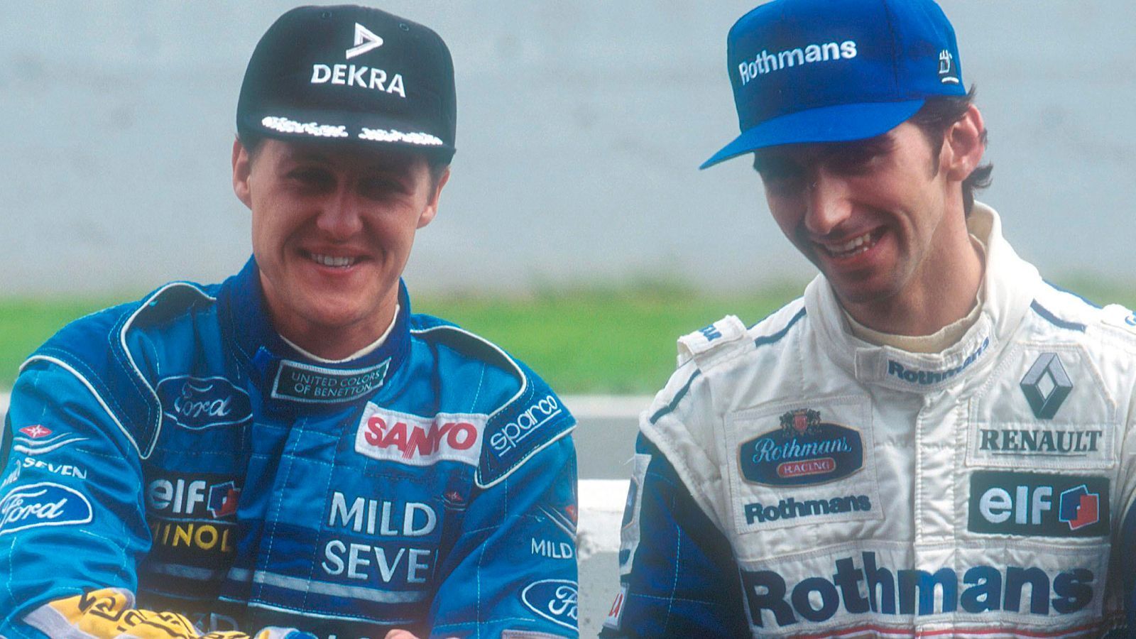 
                <strong>Graham und Damon Hill</strong><br>
                Damon feierte seinen Titel 1996, nachdem er erst 1992 im Alter von 32 Jahren ein Stammcockpit bei Brabham bekam. Bei dem chronisch klammen Rennstall qualifizierte er sich in seiner ersten Saison aber nur für zwei Rennen, ehe Brabham Insolvenz anmelden musste. Als er 1993 bei Williams Nachfolger von Nigel Mansell wurde, nahm die Karriere Fahrt auf. Wir erinnern uns bei Hill aber vor allem an einen gewissen Michael Schumacher, mit dem ihn jahrelang eine bittere Rivalität verband. 1994 und 1995 wurde Hill hinter Schumi jeweils Vizeweltmeister. 
              