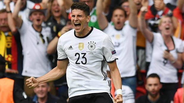 
                <strong>Mario Gomez</strong><br>
                Mario Gomez: Zweites Spiel von Anfang an, zweites Tor. Es ist kein Zufall, dass das deutsche Team mit Gomez im Sturm deutlich torgefährlich ist als mit Mario Götze. ran-Note: 2+
              