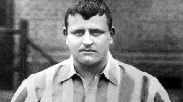 
                <strong>William "Fatty" Foulke</strong><br>
                William "Fatty" Foulke - der Spitzname sagt wohl schon alles. Foulke hütet Ende des 19. Jahrhunderts das Tor von Sheffield United. Der damals 19-Jährige wird wegen seines Gewichts ausgelacht und verschmäht. "Wer hat all die Küchlein gegessen", rufen die Fans ihm immer wieder zu. Doch "Fatty" nimmt es mit Humor: "Mir egal, was die rufen. Hauptsache, sie rufen mich rechtzeitig zum Essen."
              