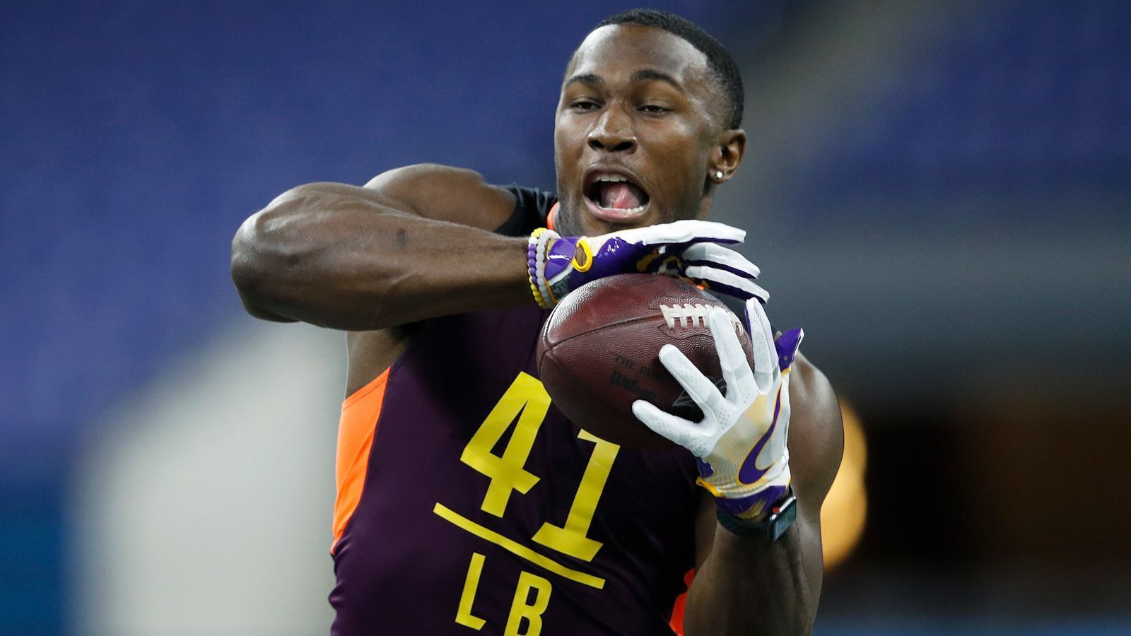 
                <strong>Devin White (Linebacker, Louisiana State)</strong><br>
                Stellte beim 40-Yard Dash die schnellste Zeit aller Linebacker seit 2006 auf. Gilt als potenzieller Top-5-Pick im kommenden Draft. Der Druck auf seinen Schultern war förmlich spürbar, er brach nach dem Lauf in Tränen aus. Vom Skillset am ehesten mit Roquan Smith von den Chicago Bears zu vergleichen. Konnte die Einschätzungen der Experten bestätigen.
              