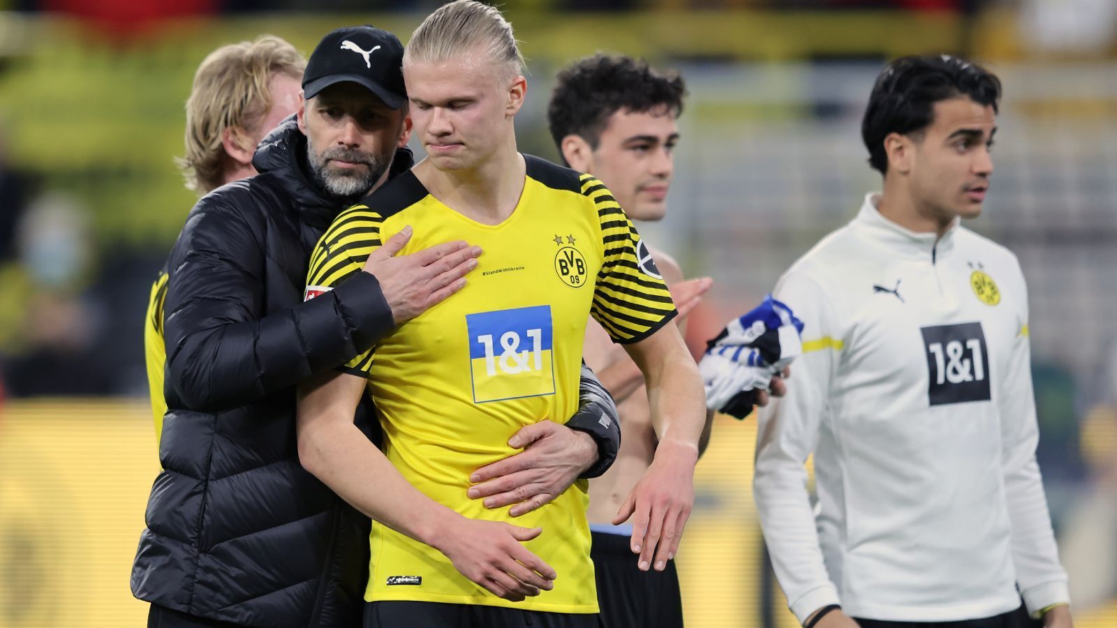 
                <strong>Haaland-Klausel muss wohl bis 30. April gezogen werden</strong><br>
                Wie die "Sport Bild" berichtet, läuft die angebliche Ausstiegsklausel von Erling Haaland bei Borussia Dortmund in Höhe von 75 Millionen Euro am 30. April 2022. Bis dahin müsste Haaland den BVB schriftlich vom Gebrauch der Klausel informieren, und der aufzunehmende Klub müsste eine beglaubigte Erklärung der Ablösezahlung zusichern. Angeblich ist unter anderem Englands Topklub Manchester City bereit, diese Summe zu zahlen. Der BVB bestreitet die Existenz einer solchen Klausel bis heute.
              