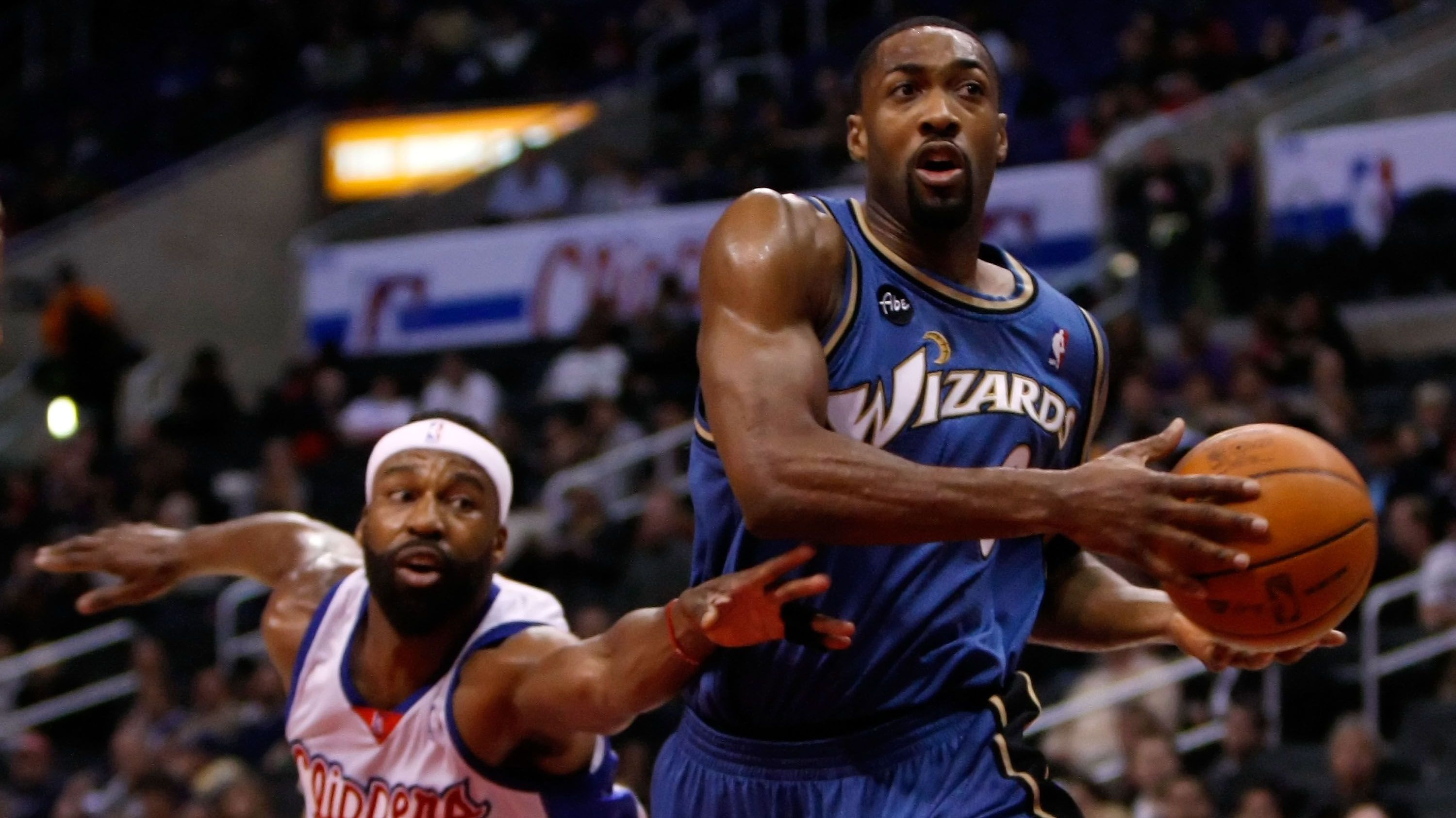 <strong>Gilbert Arenas - 50 Spiele</strong><br>Gilbert Arenas (r.) war seinerzeit einer der besten Point Guards der Liga. Im Dezember 2009 kam es mit Javaris Crittenton in der Kabine zu einem Streit um Wettspielschulden, bei dem Arenas eine ungeladene Waffe auf seinen Mitspieler richtete. Anfang Januar wurde er auf unbestimmte Zeit suspendiert, am 27. Januar 2010 wurde bekannt, dass er kein Saisonspiel mehr bestreiten wird.&nbsp;