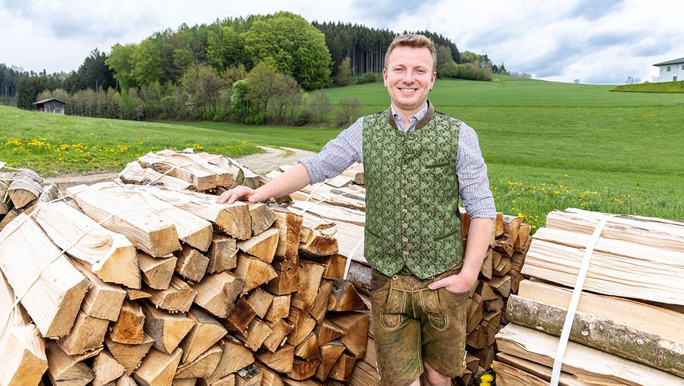 Der freiwillige Feuerwehrmann genießt seine Freizeit mit Freunden und bei der Zechkammeradschaft.