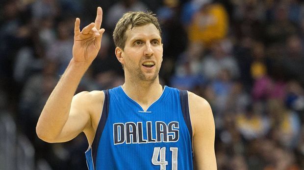 
                <strong>Dirk Nowitzki</strong><br>
                Er schaffte 1998 den Sprung in die NBA. Und holte 2011 sogar den ersten Titel für die Dallas Mavericks. 2002 nahm er zudem erstmals am All-Star-Game teil. Bis heute schaffte er den Sprung ins Aufgebot für das Partie zwischen den besten Spielern der Eastern und Western Conference 13 Mal.
              