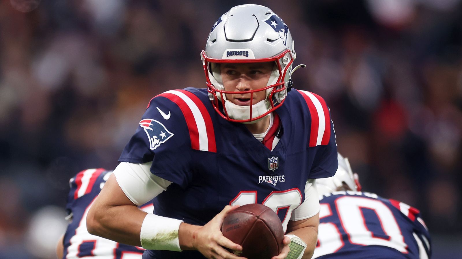 <strong>Mac Jones</strong><br> Die Verpflichtung des Erstrundenpicks von 2021 wäre wohl mit dem größten Aufwand verbunden. Jones’ Zukunft bei den New England Patriots über die Saison hinaus wird stark bezweifelt. Der 25-Jährige wurde gefühlt öfter gebenched als Watson für die Browns bisher aufgelaufen ist. Ob er bei den Browns sein wahres Potenzial zeigen könnte? Auch Ex-Tight-End <a href="https://www.ran.de/sports/american-football/nfl/news/new-england-patriots-brady-und-gronk-verteidigen-mac-jones-332764">Rob Gronkowski </a>glaubt an dieses Szenario.