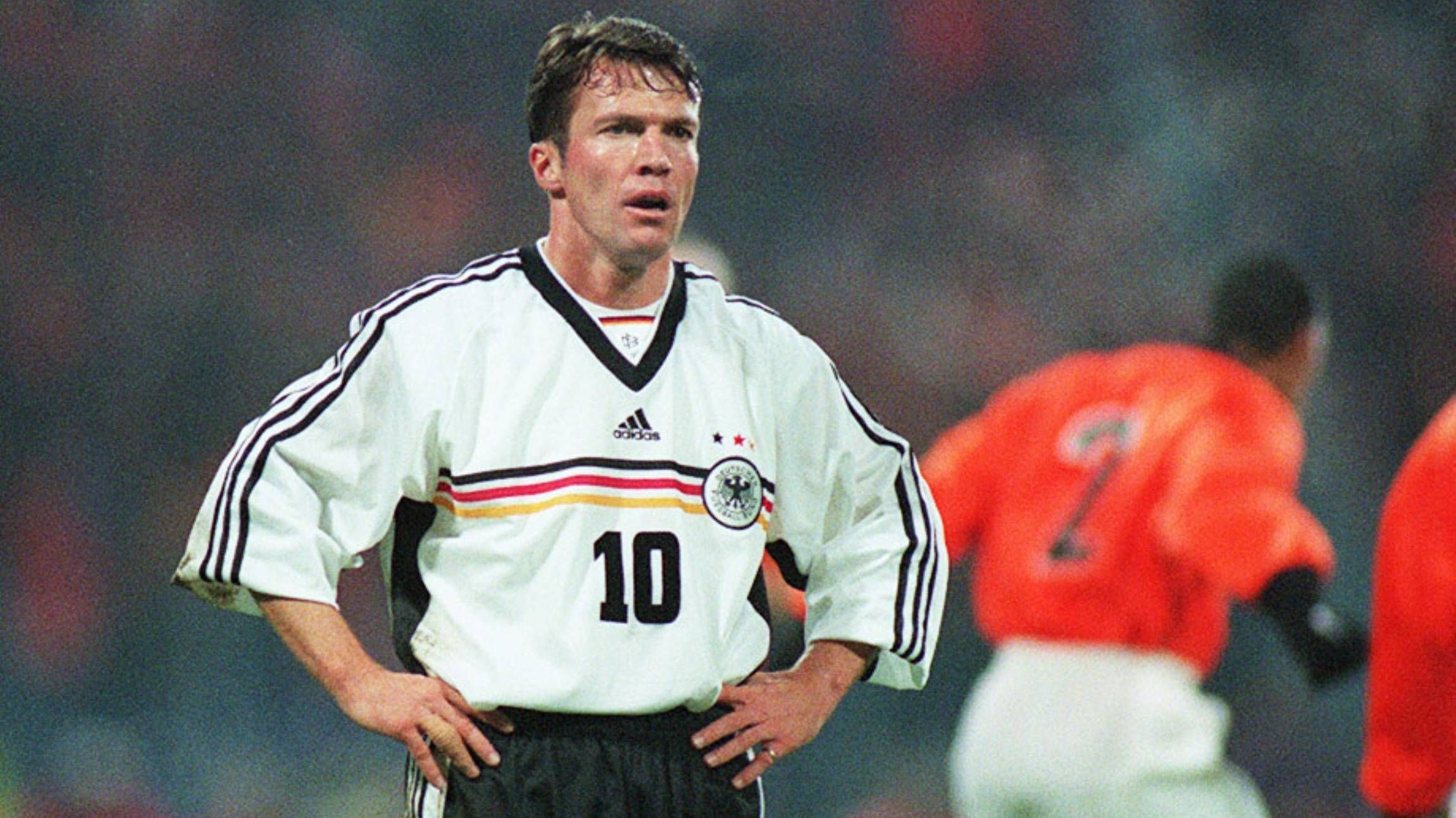 <strong>Lothar Matthäus</strong><br>Bei der WM 1998 ist er dabei - so auch bei der völlig enttäuschenden Euro im Jahre 2000. Das letzte Gruppenspiel - die 0:3-Niederlage gegen Portugal - sollte Matthäus' 150. und damit auch letztes Spiel für den DFB werden.